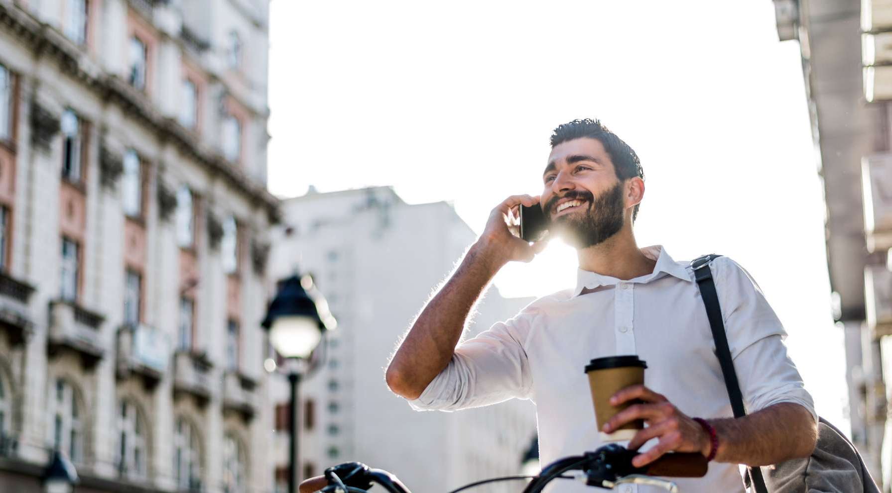 Telefonierender Mann in einer Stadt