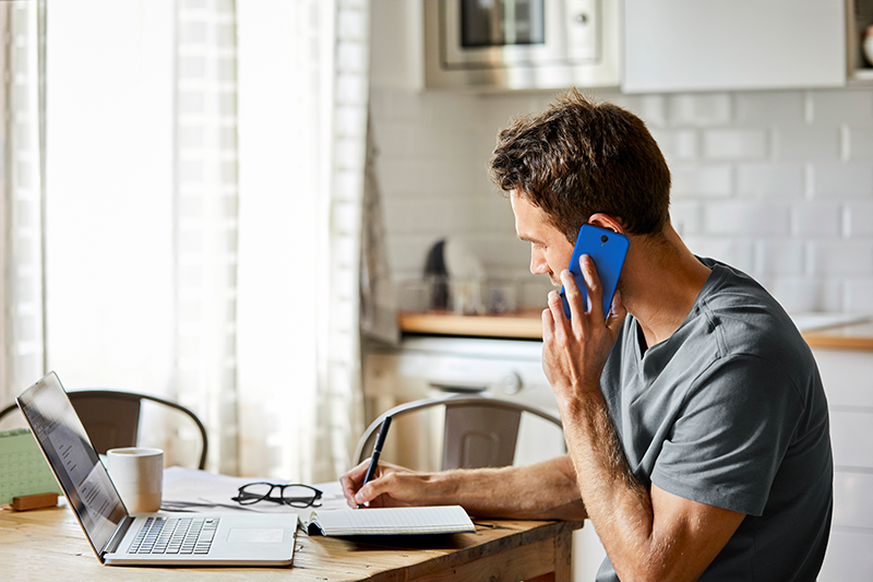 Mann telefoniert mit blauen Handy