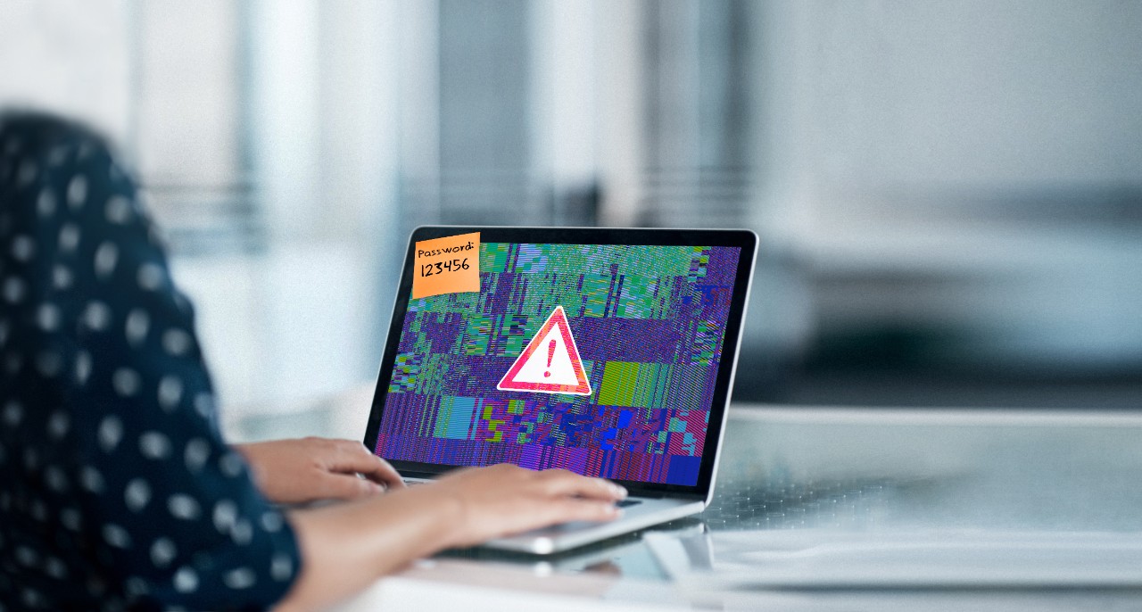 Frau sitzt vor einem aufgeklappten Laptop