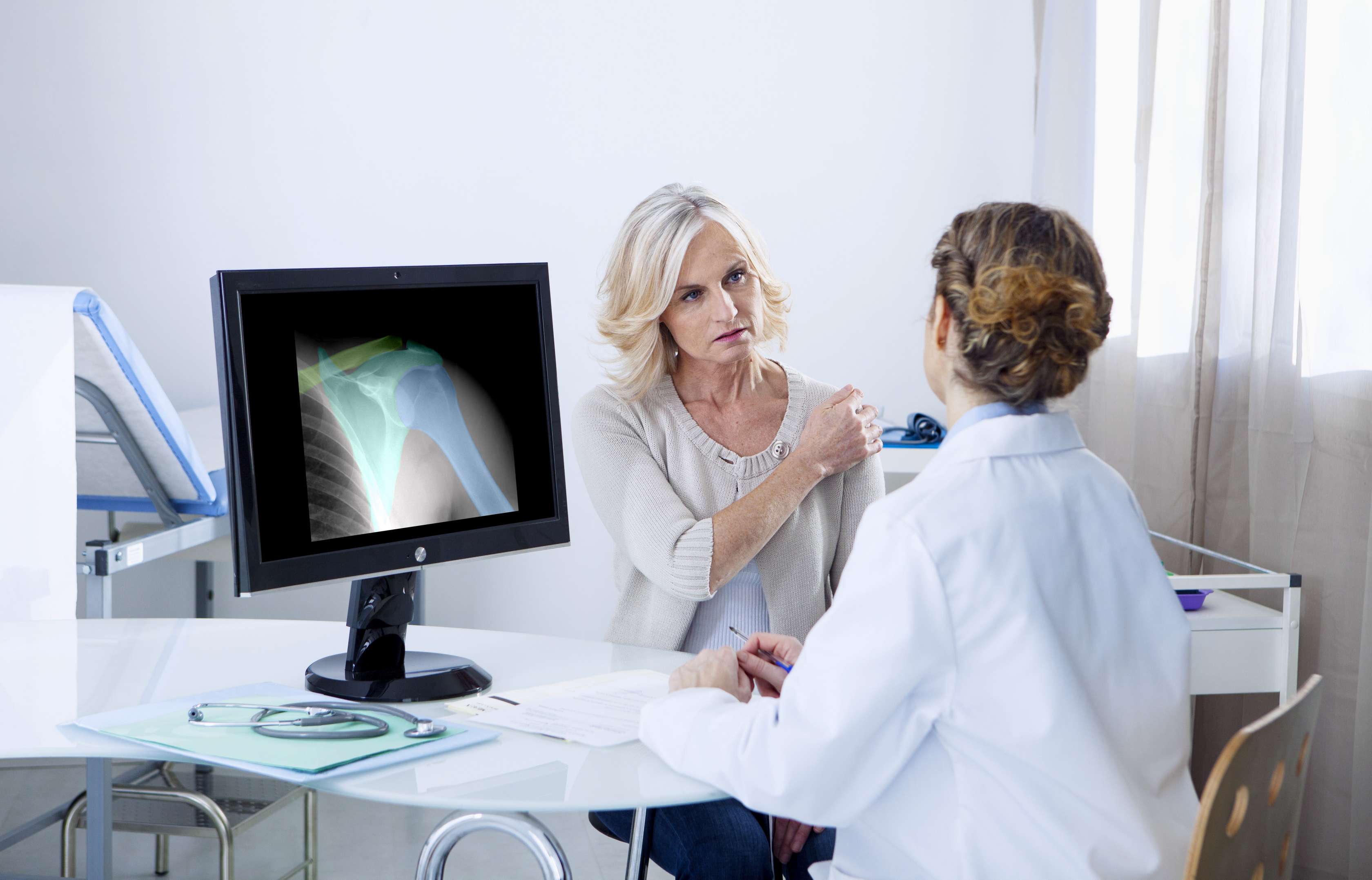 Das Bild ist urheberrechtlich geschützt. Eine Nutzung ohne vorherige Einwilligung ist nicht gestattet. Frau beim Doktor
