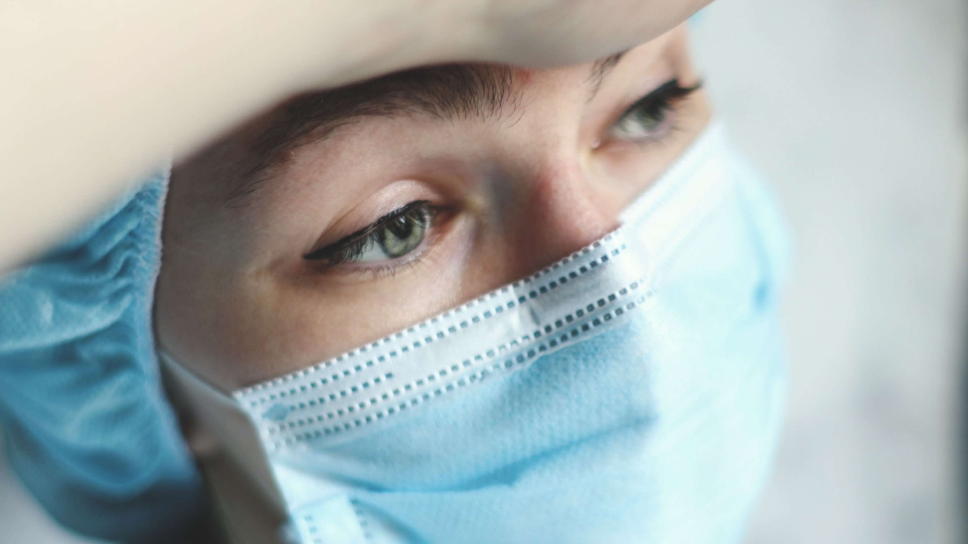 Krankenschwester mit OP-Maske in der Corona-Pandemie Krankenschwester mit OP-Maske in der Corona-Pandemie
