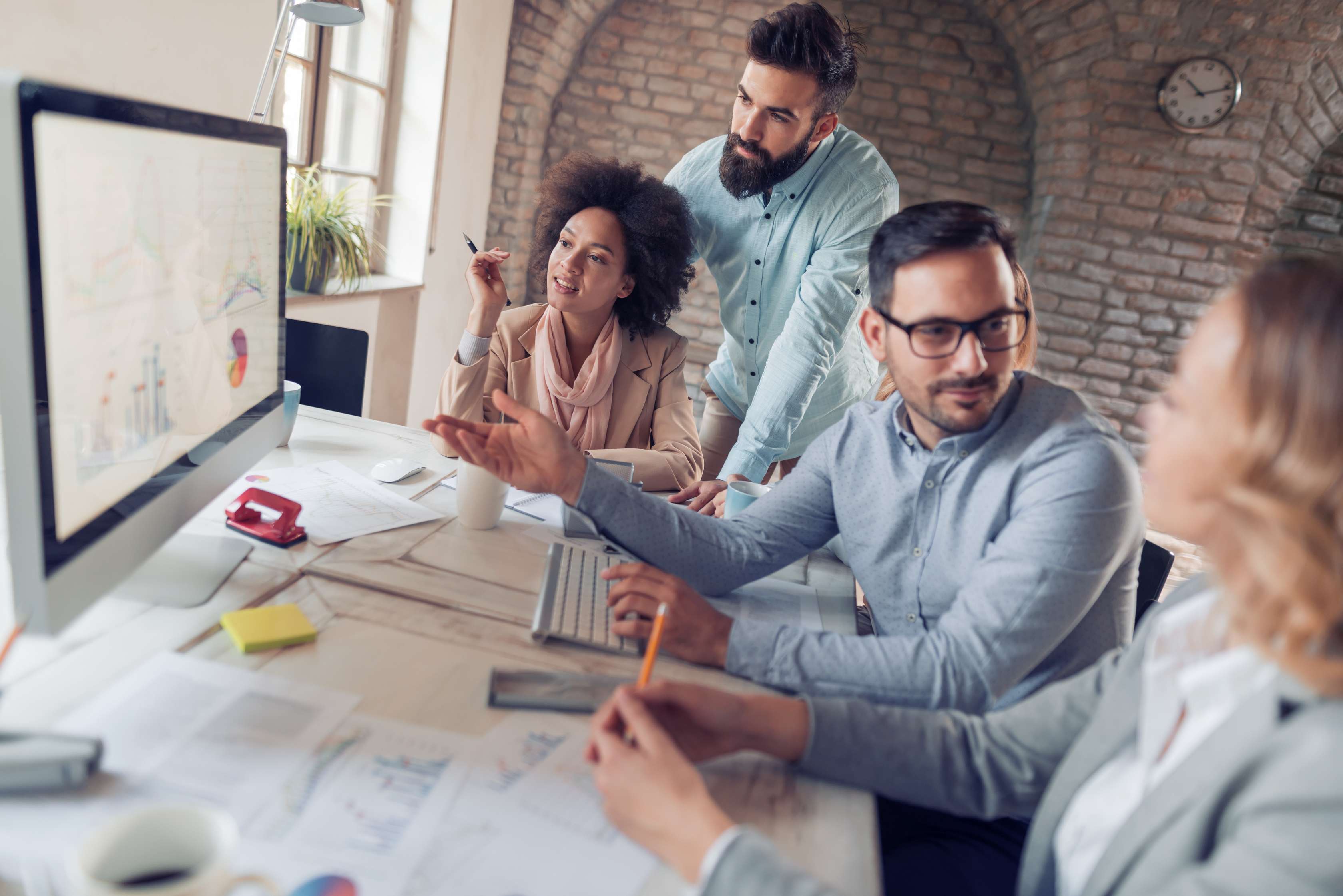Das Bild ist urheberrechtlich geschützt. Eine Nutzung ohne vorherige Einwilligung ist nicht gestattet. Kollegen vor Computer