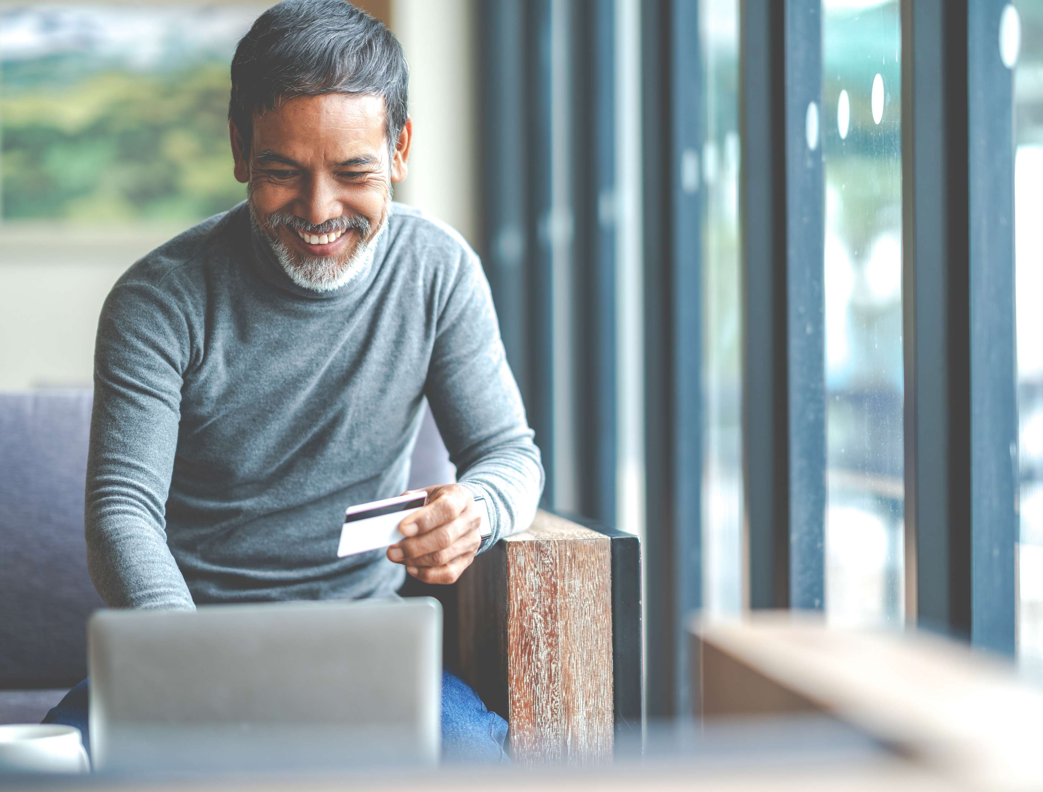 Das Bild ist urheberrechtlich geschützt. Eine Nutzung ohne vorherige Einwilligung ist nicht gestattet. Älterer Mann vor Laptop