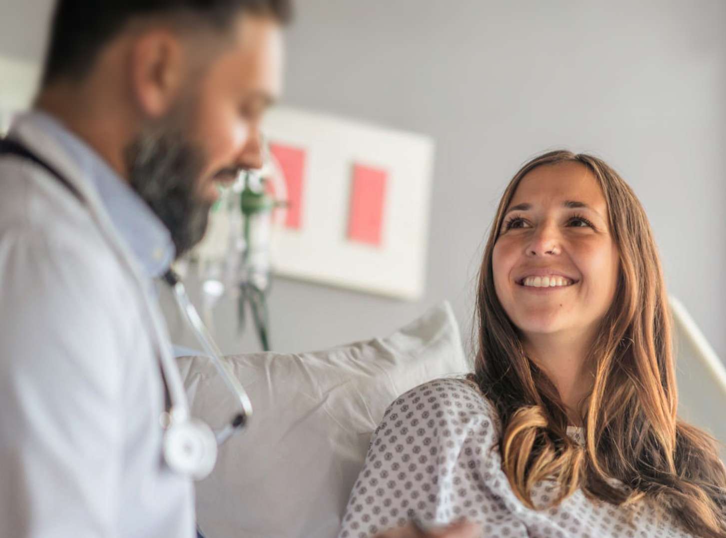 Junges Mädchen steht lächelnd im Krankenhaus