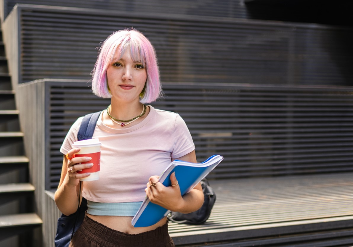 Kind knuddelt ein Kuschelmonster