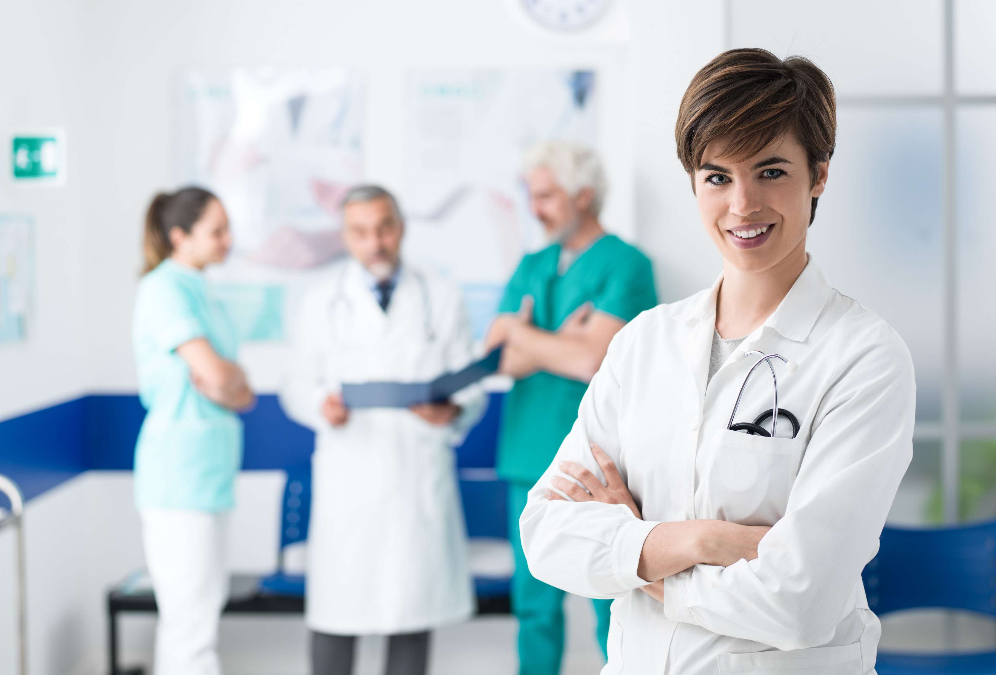 Ärztin im Krankenhaus lächelt selbstbewusst