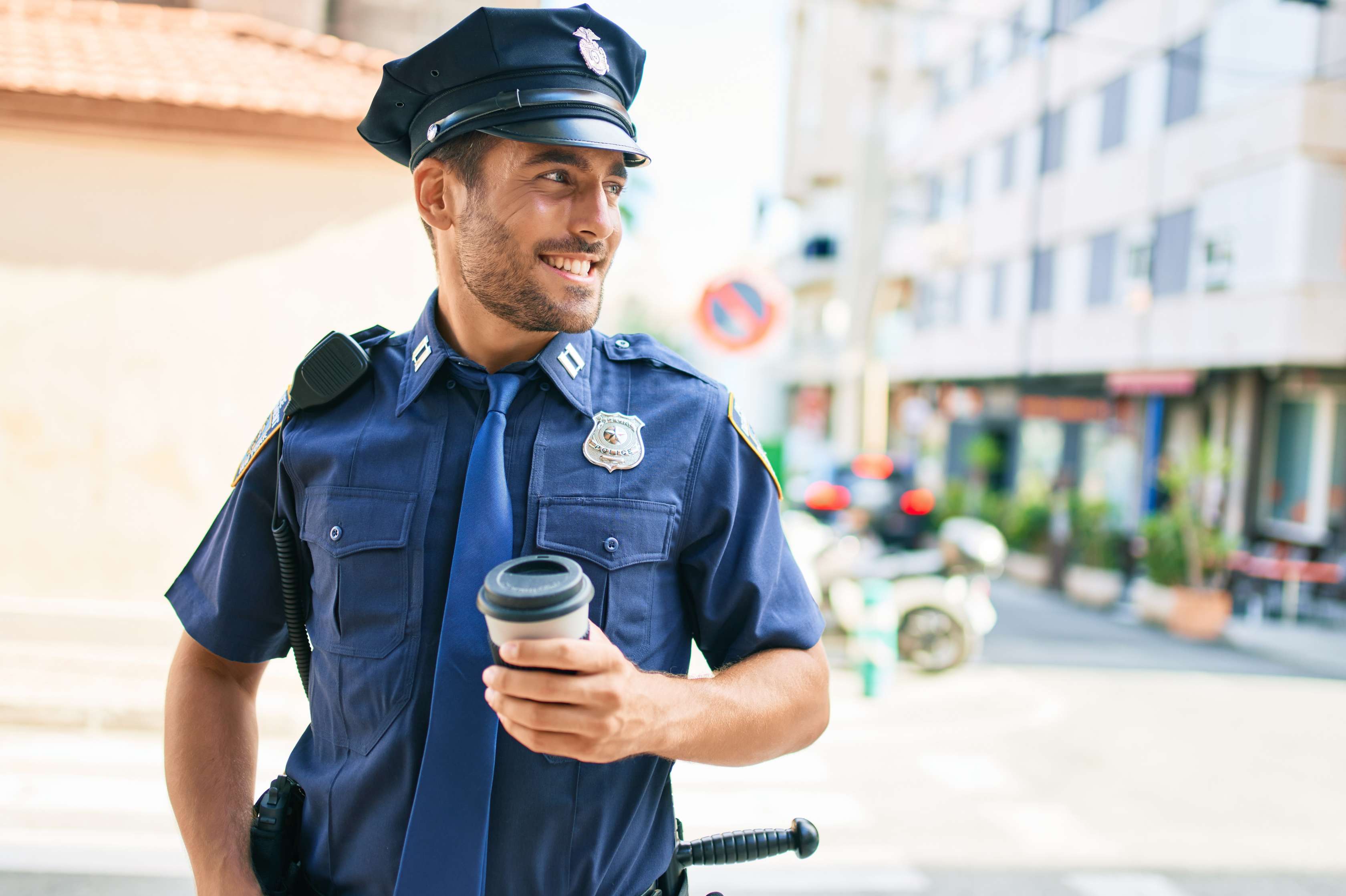 Polizist steht auf der Straße und lächelt