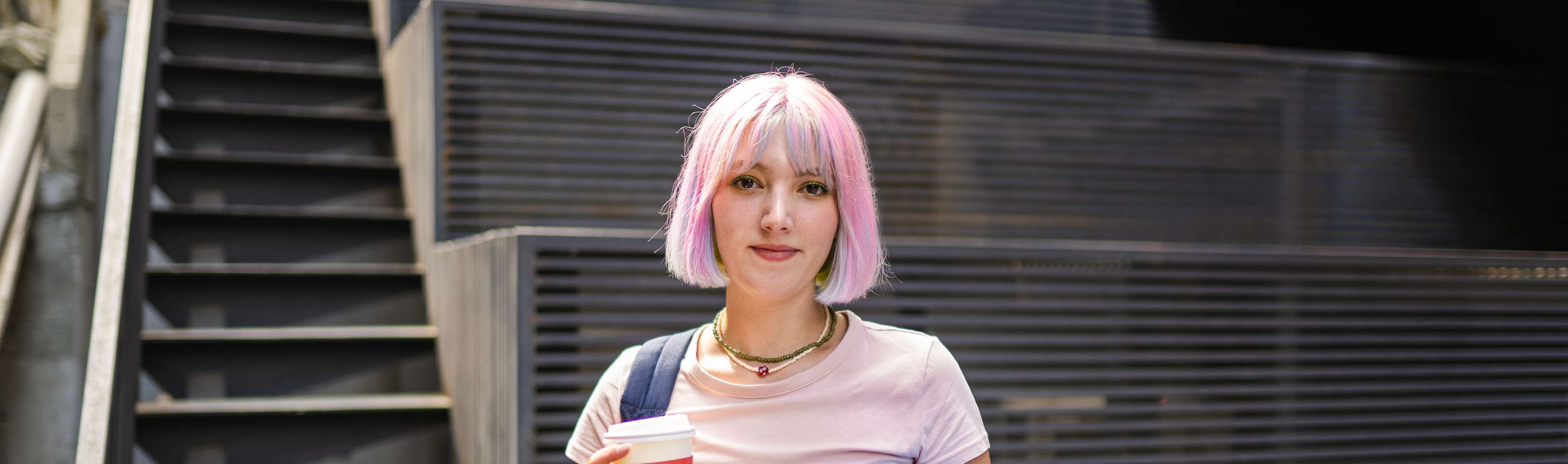 Junge Frau mit Kaffee und Ordnern