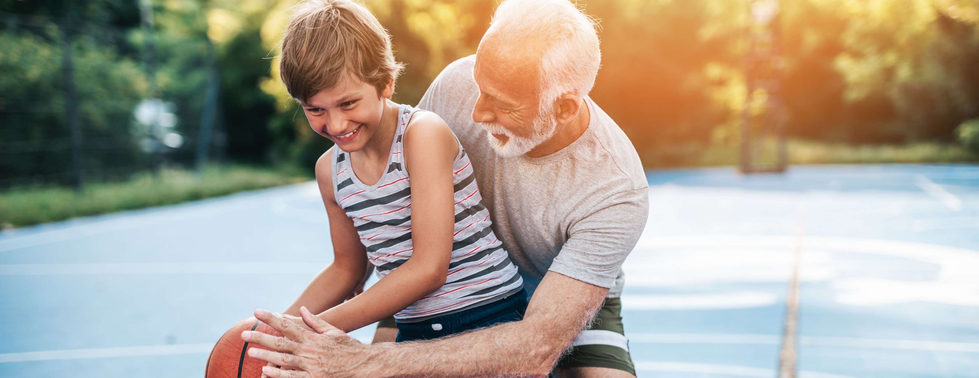 Großvater spielt mit Enkelkind Basketball