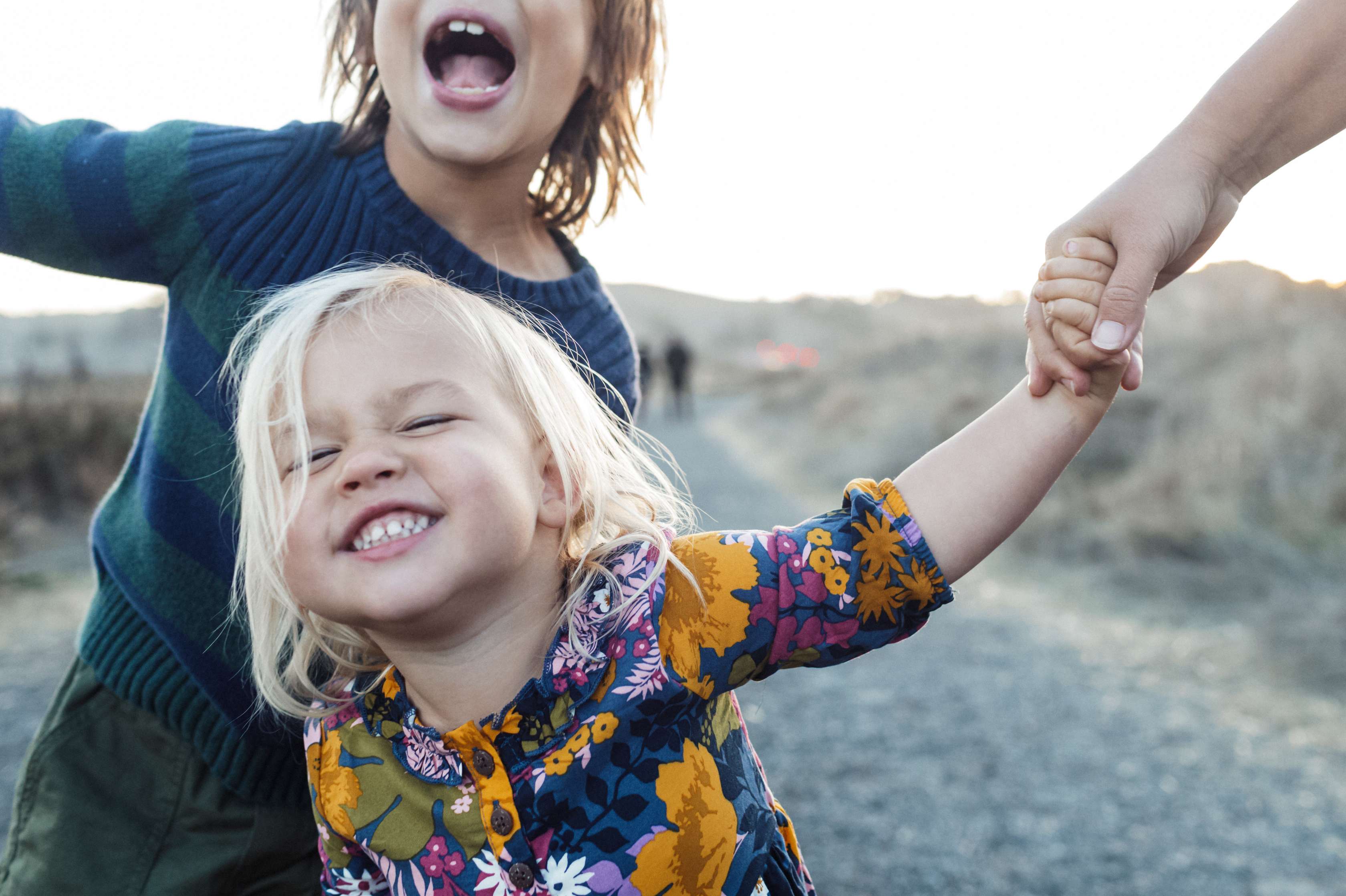  Bruder und Schwester lachen in die Kamera