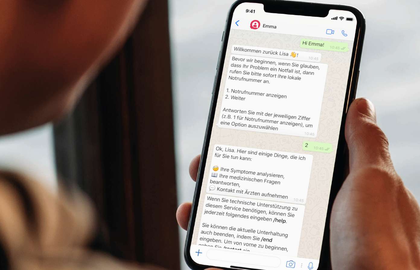 Person hält Handy in der Hand und liest Textnachrichten - Das Bild ist urheberrechtlich geschützt. Eine Nutzung ohne vorherige Einwilligung ist nicht gestattet. Person hält Handy in der Hand und liest Textnachrichten