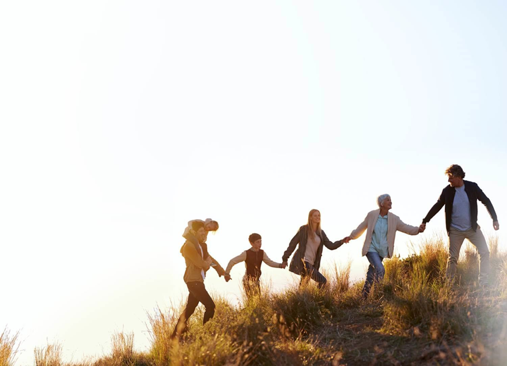 eine Familie wandert einen Berg hinauf