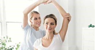Das Bild ist urheberrechtlich geschützt. Eine Nutzung ohne vorherige Einwilligung ist nicht gestattet. junge Frau ist bei der Physiotherapie