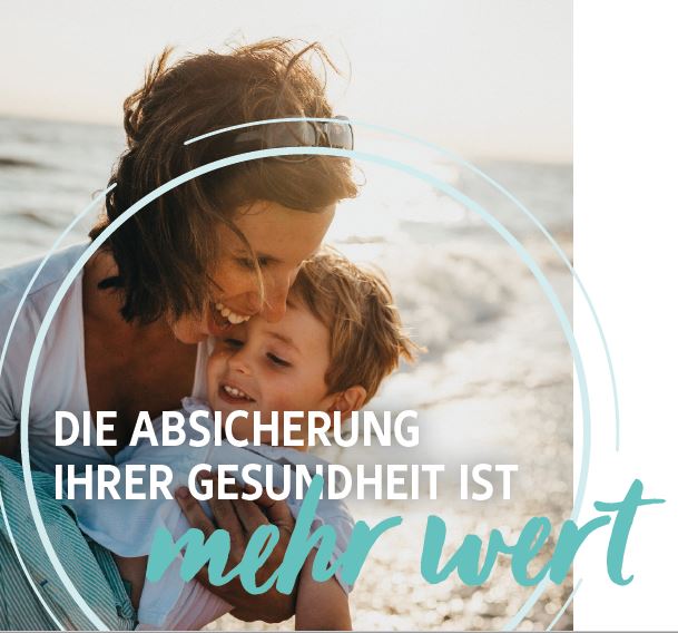 Mama und Sohn lachen am Strand