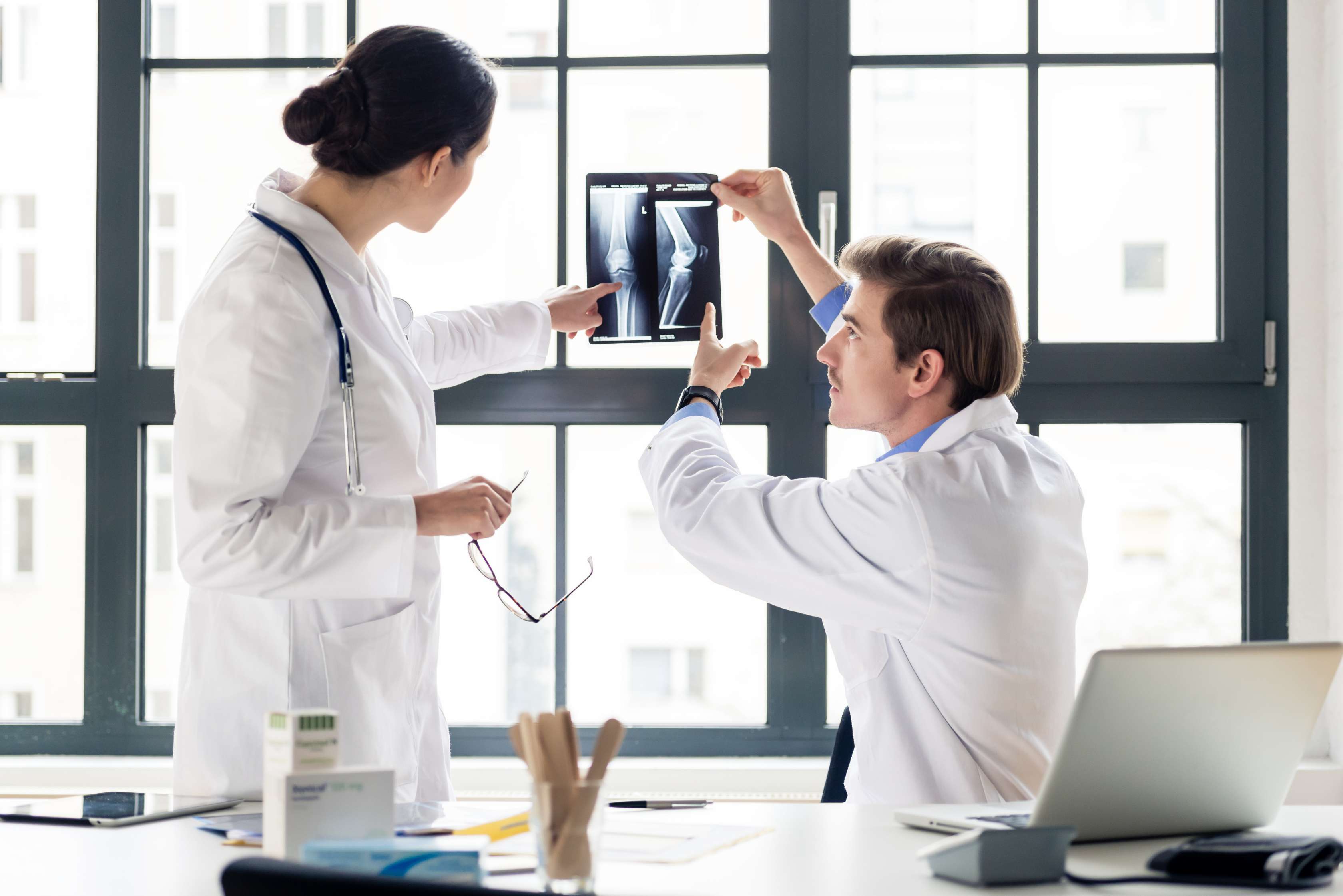 zwei Doktoren schauen sich ein Röntgenbild an