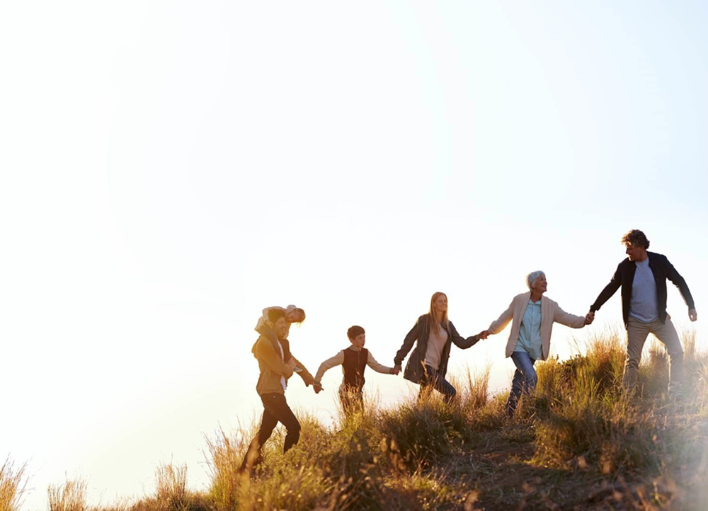 Familie wandert einen Berg hinauf