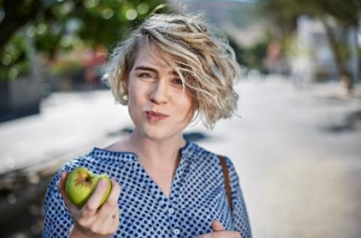 Frau mit Apfel in der Hand