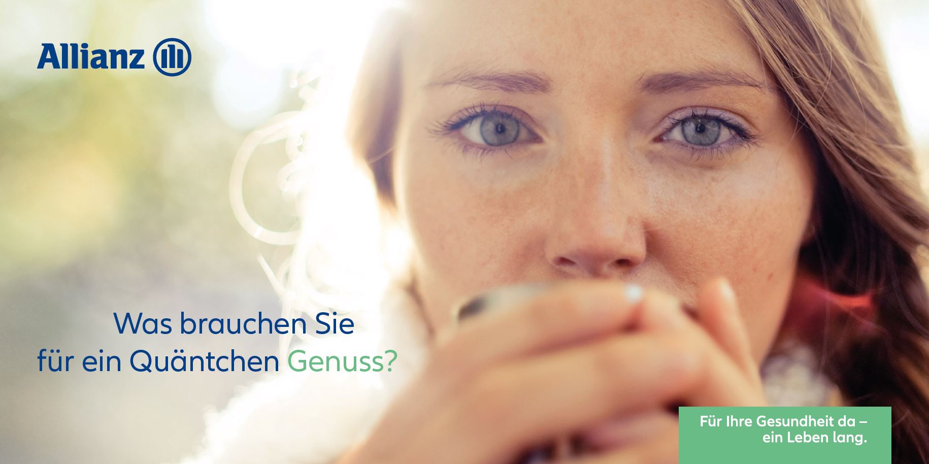 Frau am Tisch mit Handy in der Hand Frau am Tisch mit Handy in der Hand