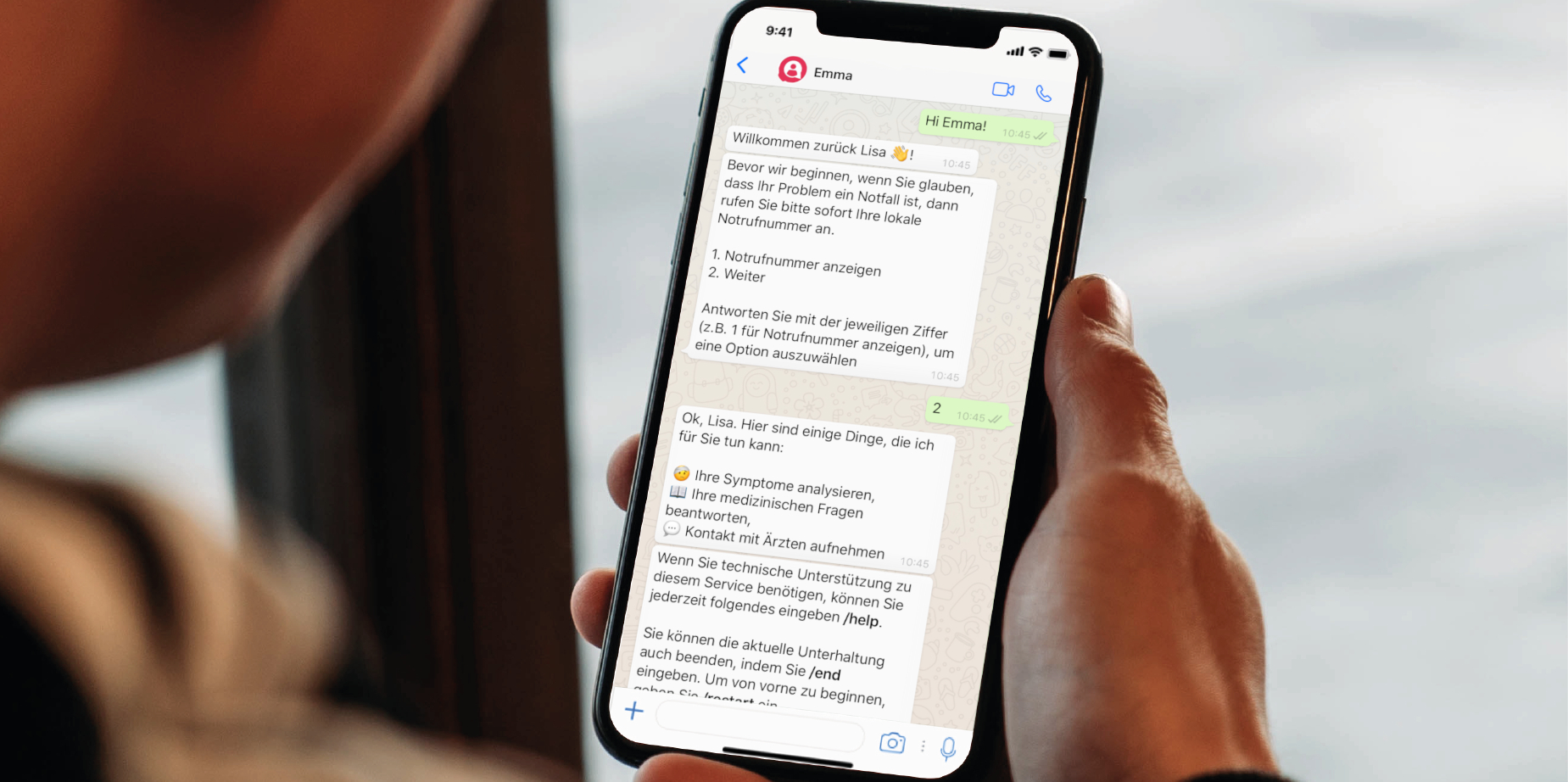 Person schaut ins Handy, Displayansicht Person schaut ins Handy, Displayansicht
