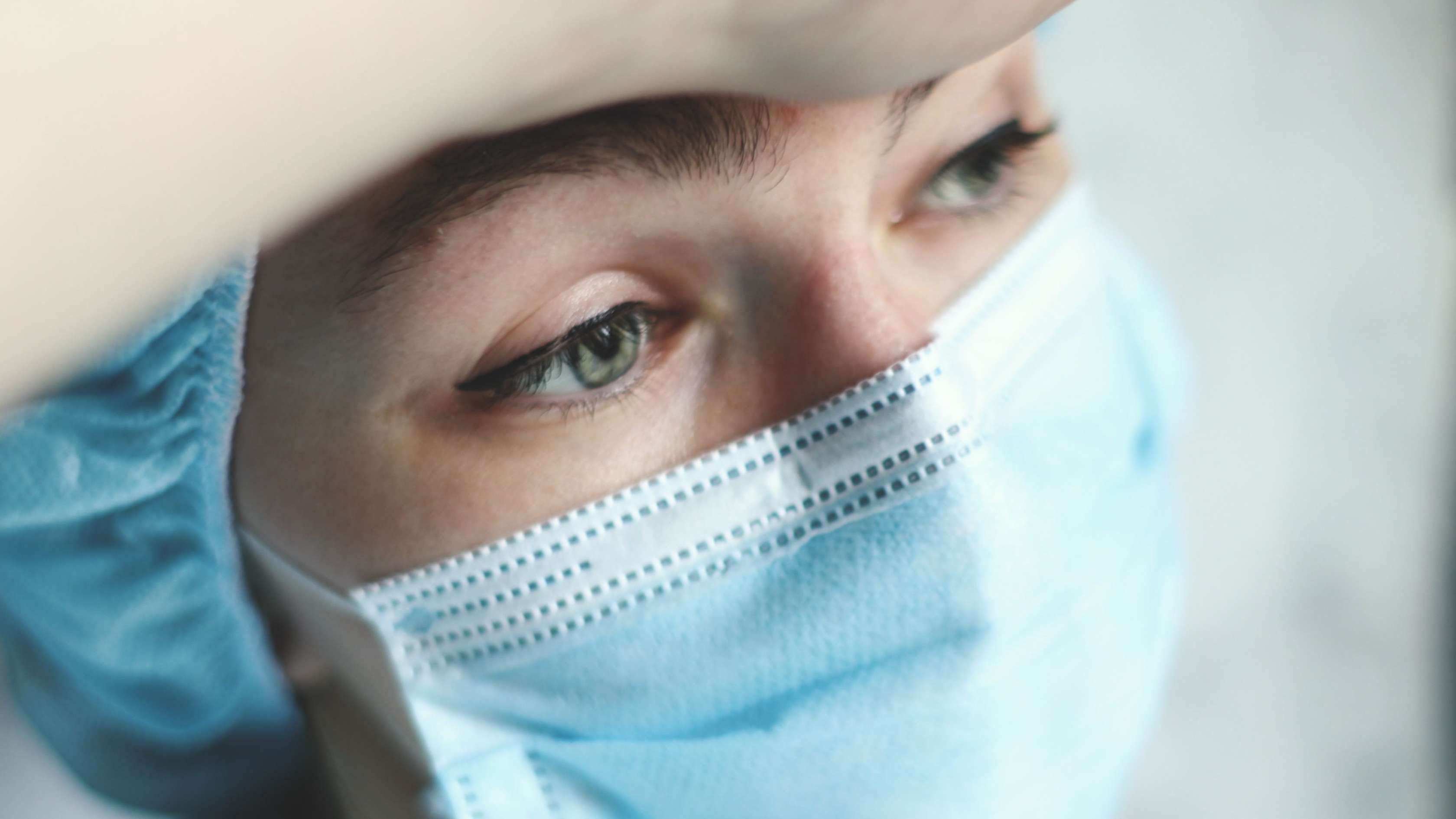 Krankenschwester mit OP-Maske in der Corona-Pandemie