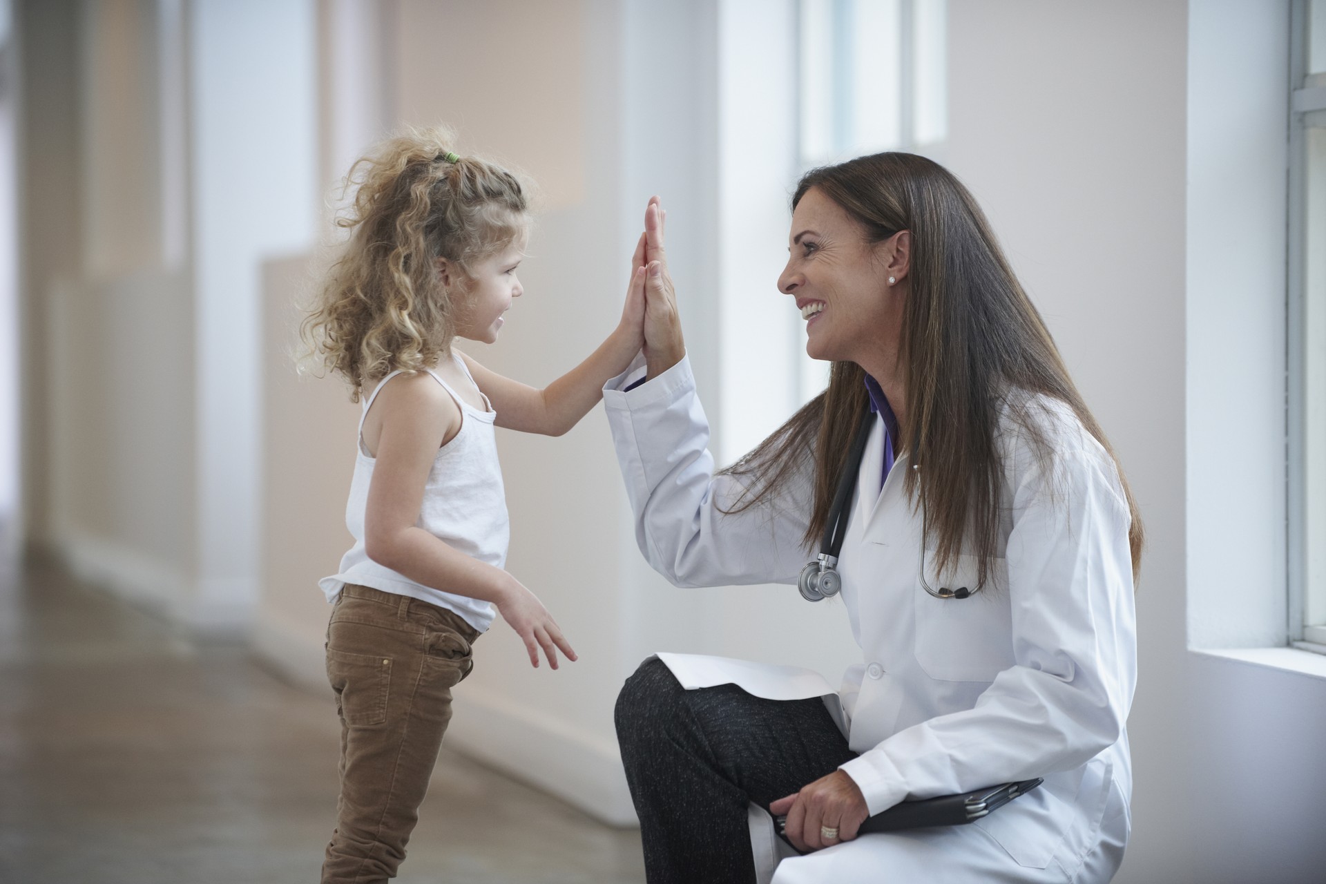 Ärztin freut sich über ein gesundes Kind