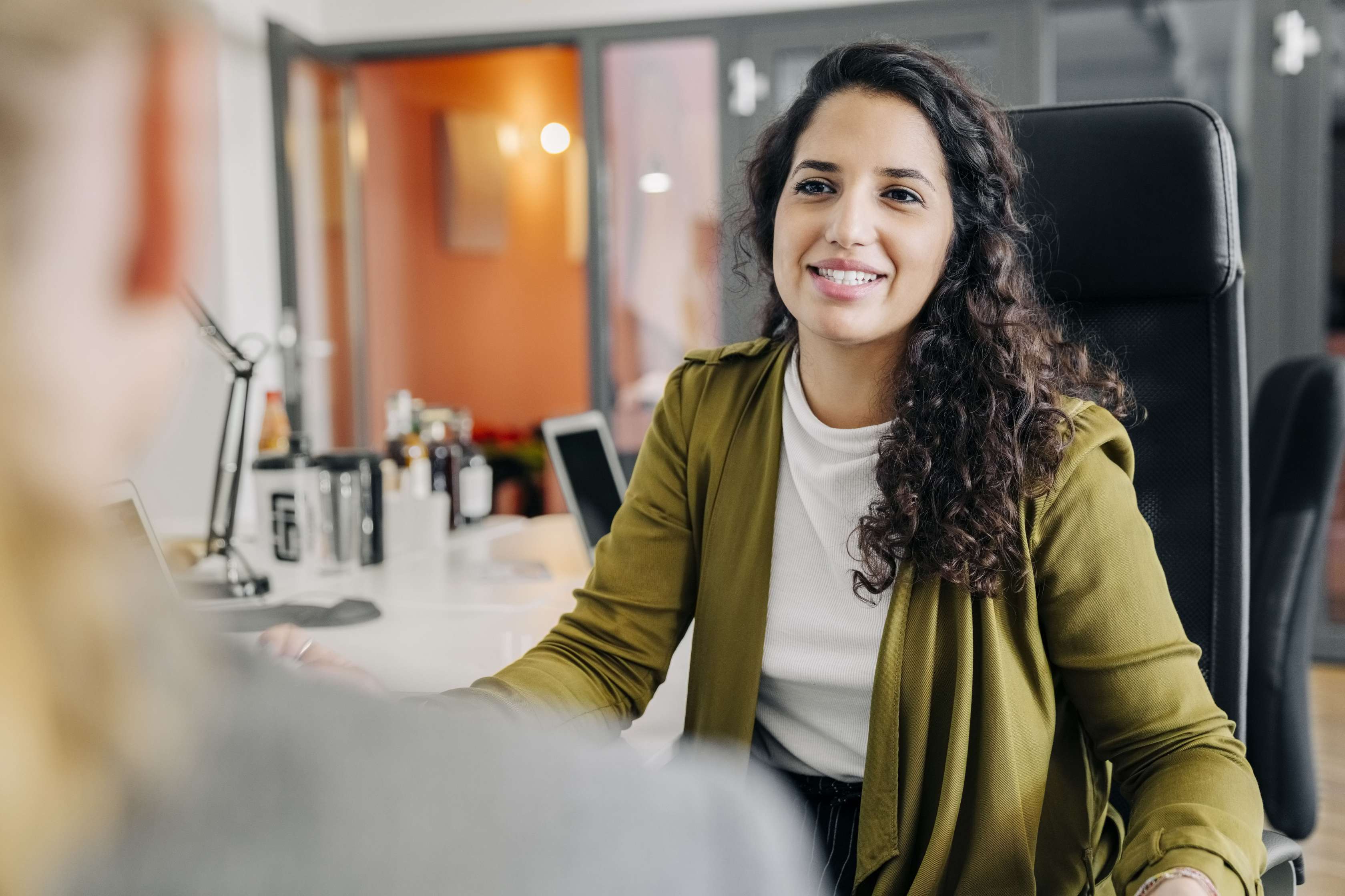 Junges Paar bekommt einen Bescheid von einer Frau