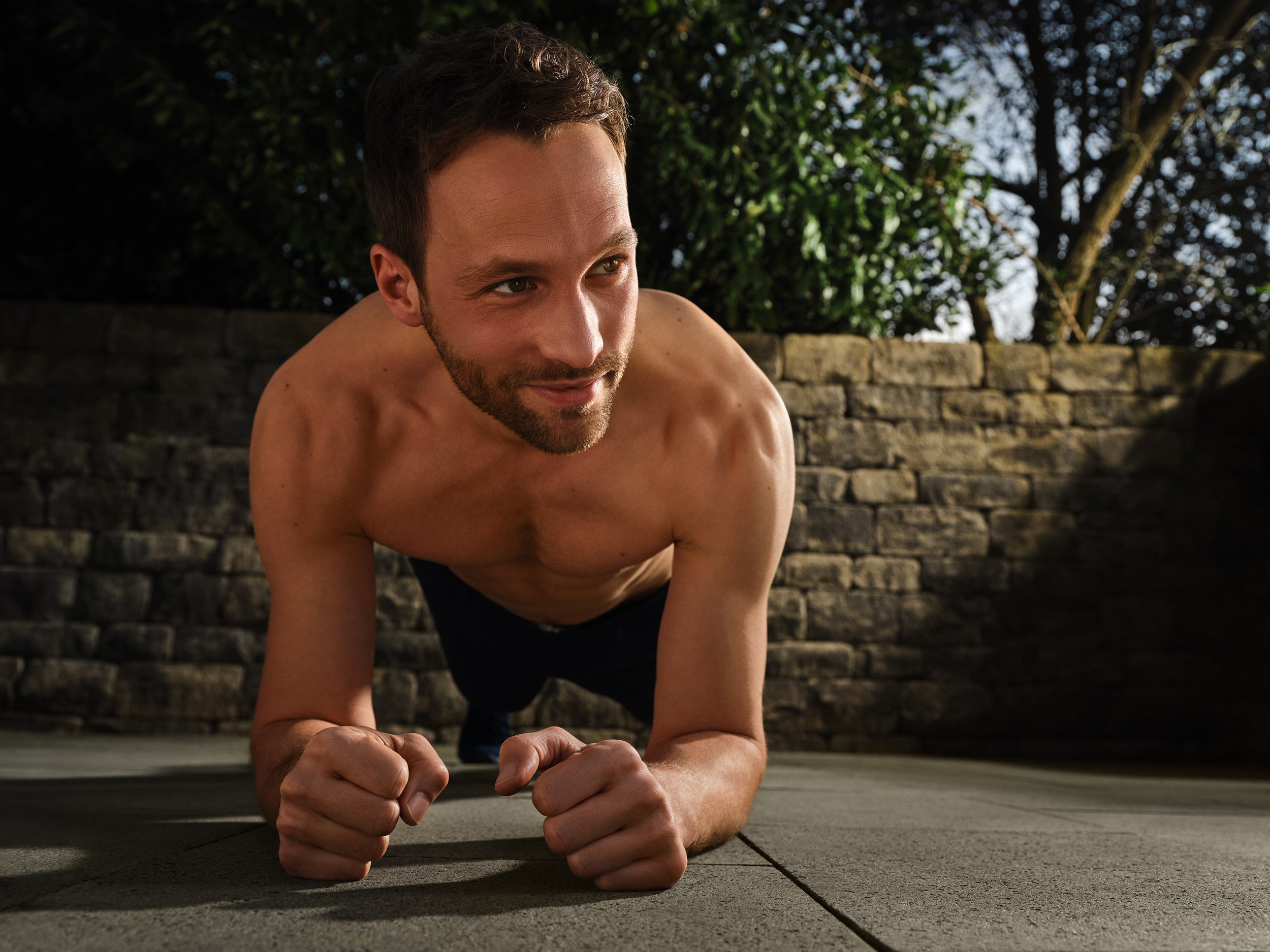 Frau und Mann umarmen sich