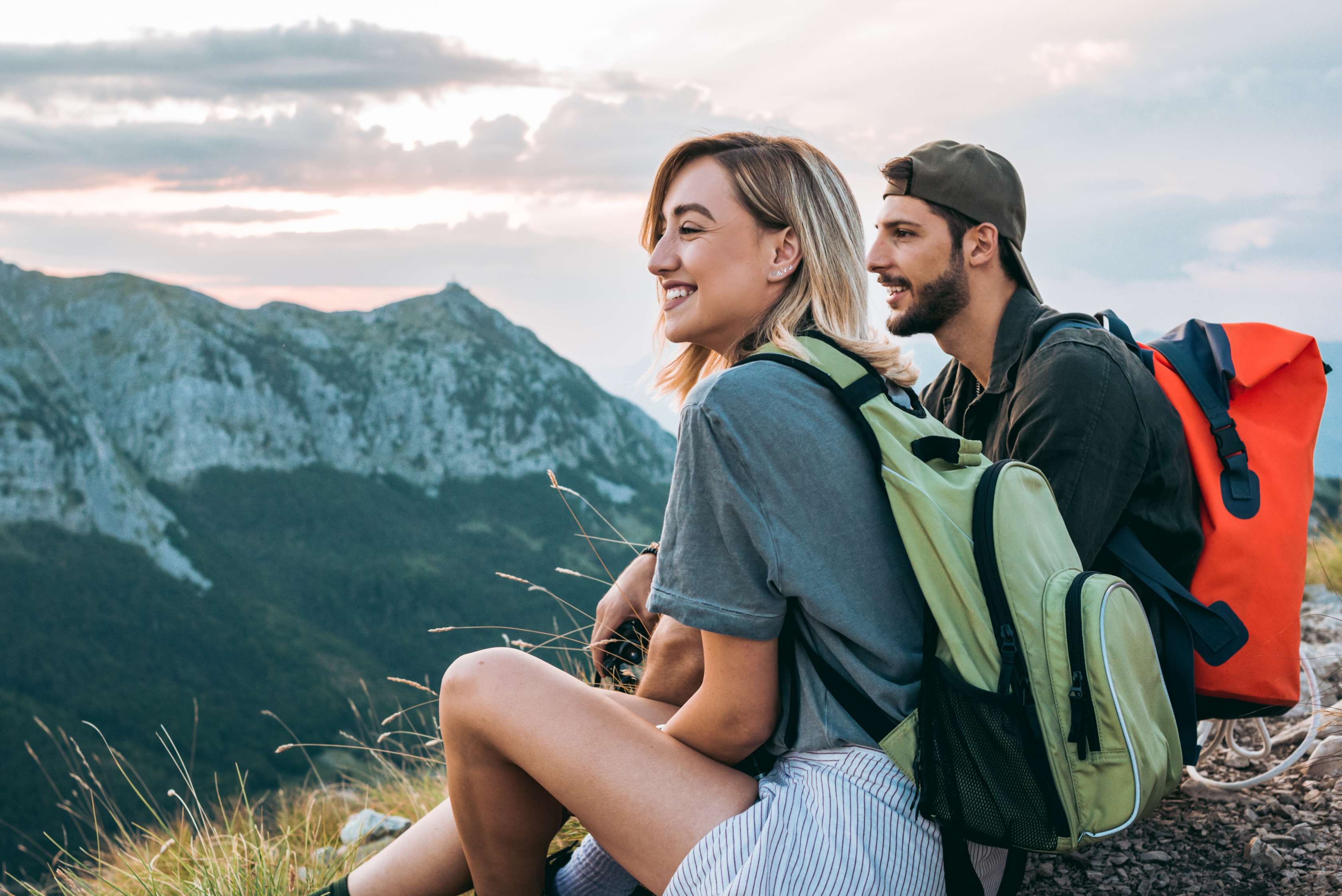 Junge Familie, Vater trägt Tochter auf seinen Schultern