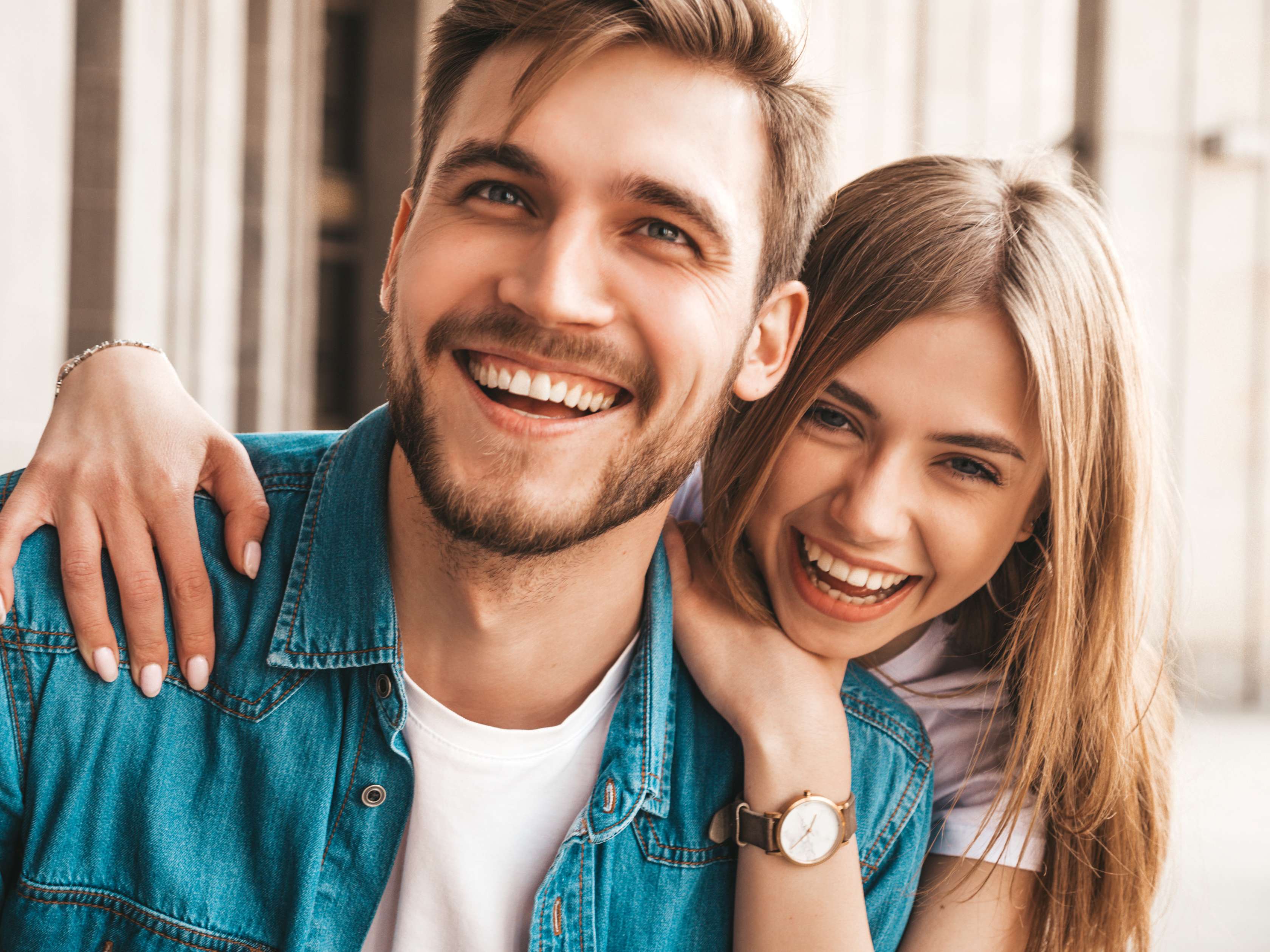 Freundin und Freund lachen in Kamera