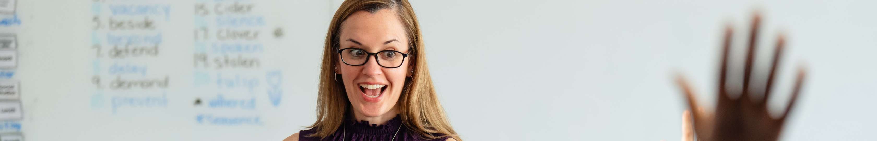 Lehrerin spricht vor der Klasse