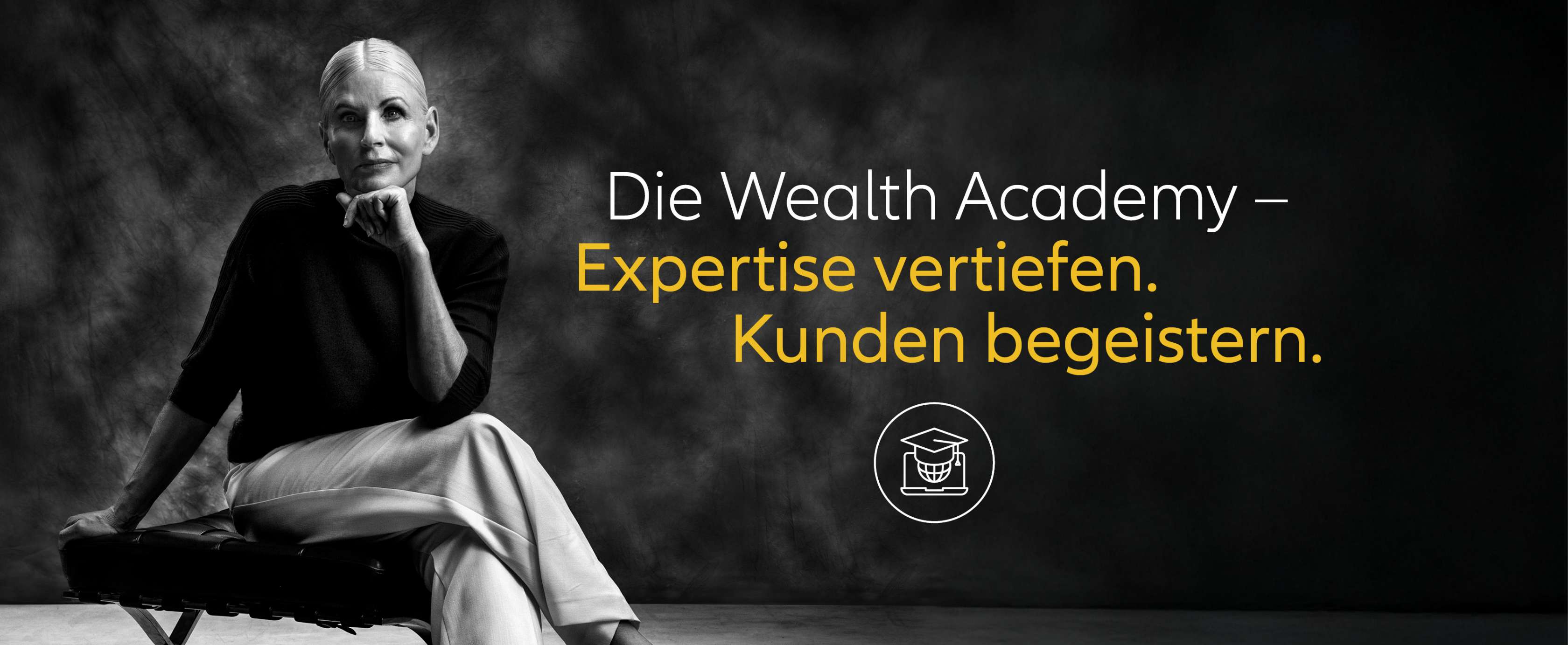 Frau sitzt auf einem Stuhl