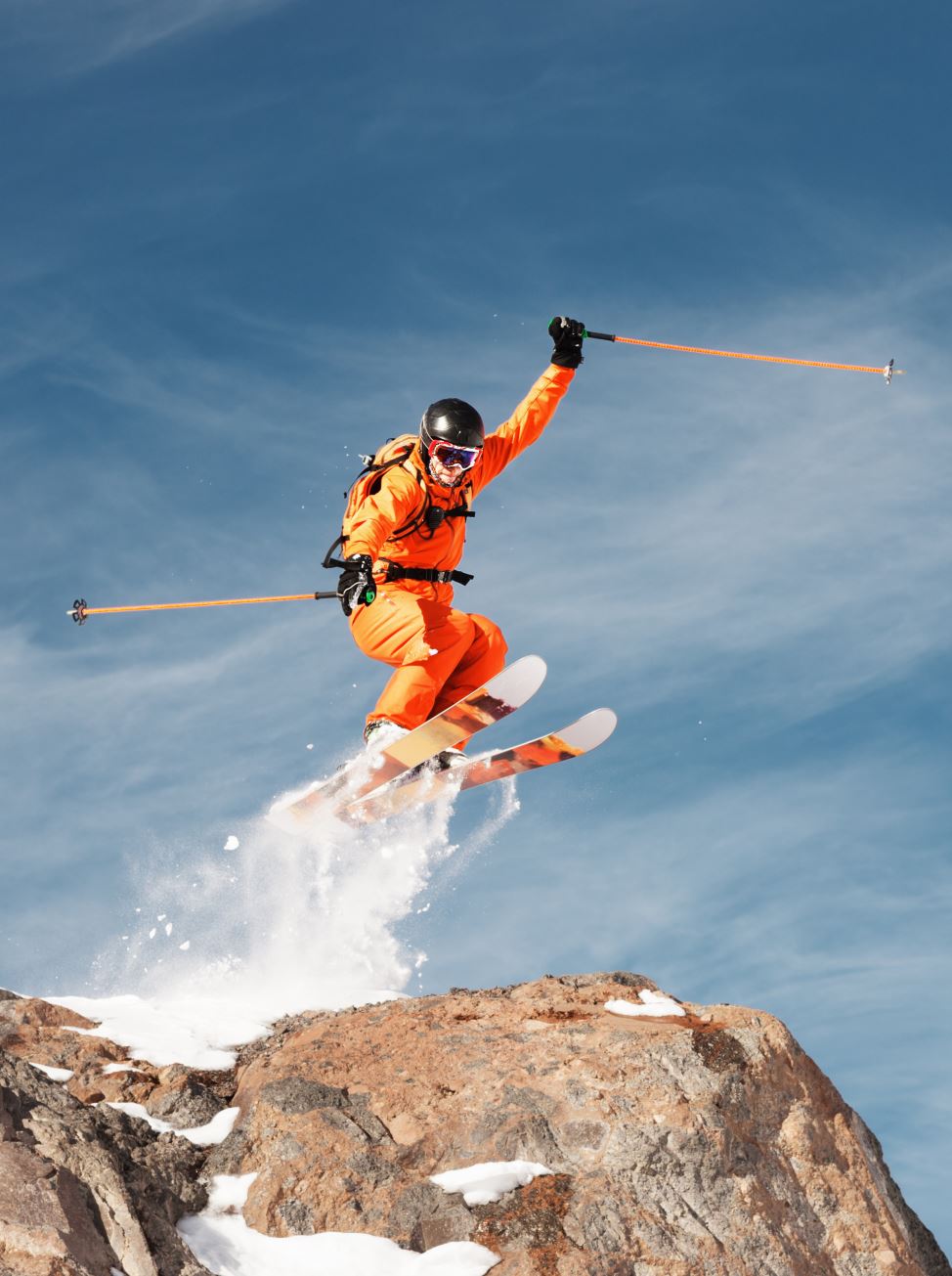 Das Bild ist urheberrechtlich geschützt. Eine Nutzung ohne vorherige Einwilligung ist nicht gestattet. Zwei junge Menschen hüpfen vor einer Felswand