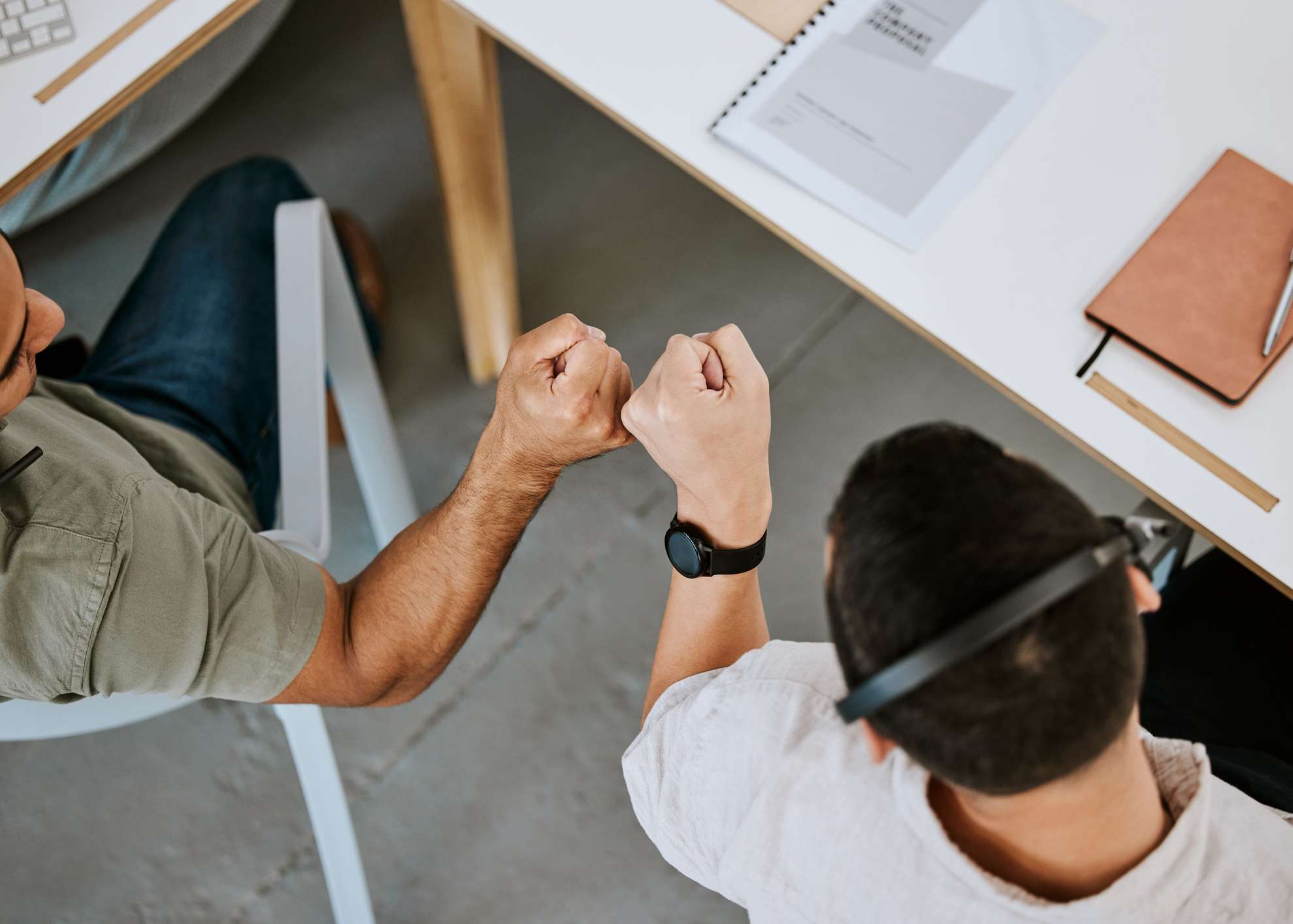 Frau unterhält sich mit Leuten