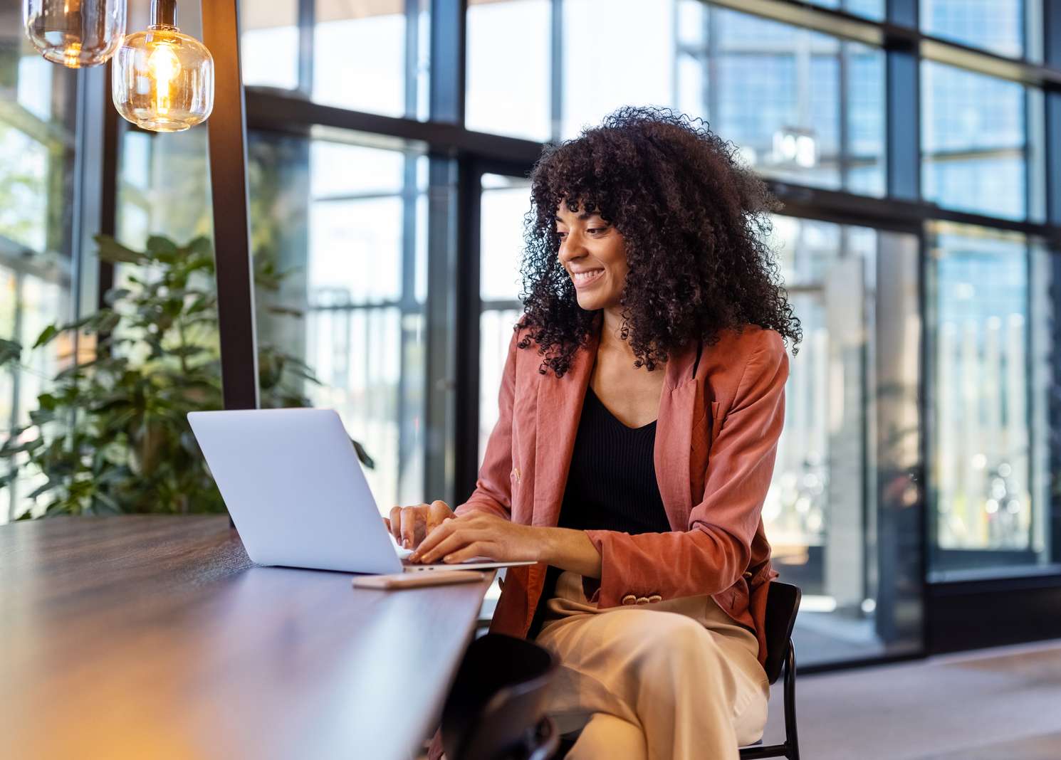 Gruppe von Arbeitnehmern unterhält sich