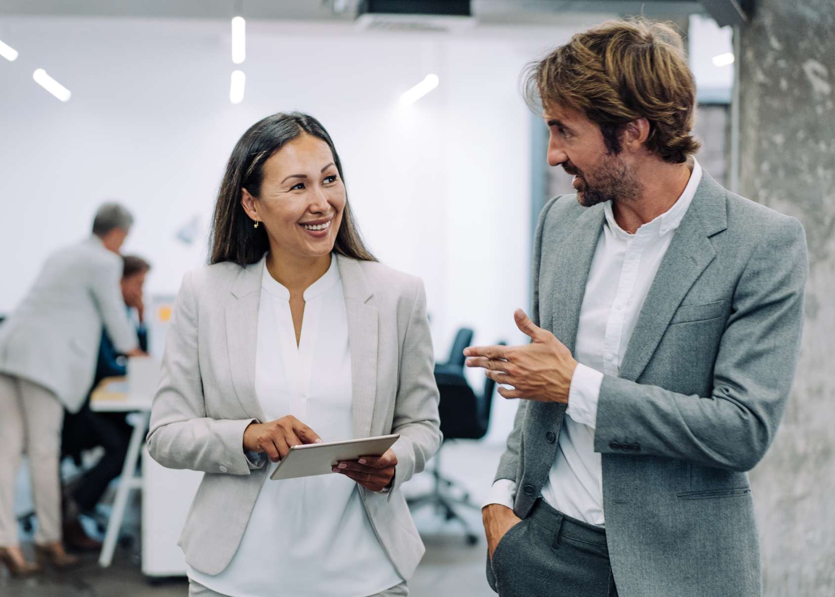 Mann mit Brille schaut auf Bildschirm