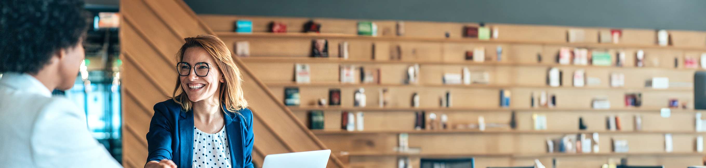 Frau im Konfernzraum