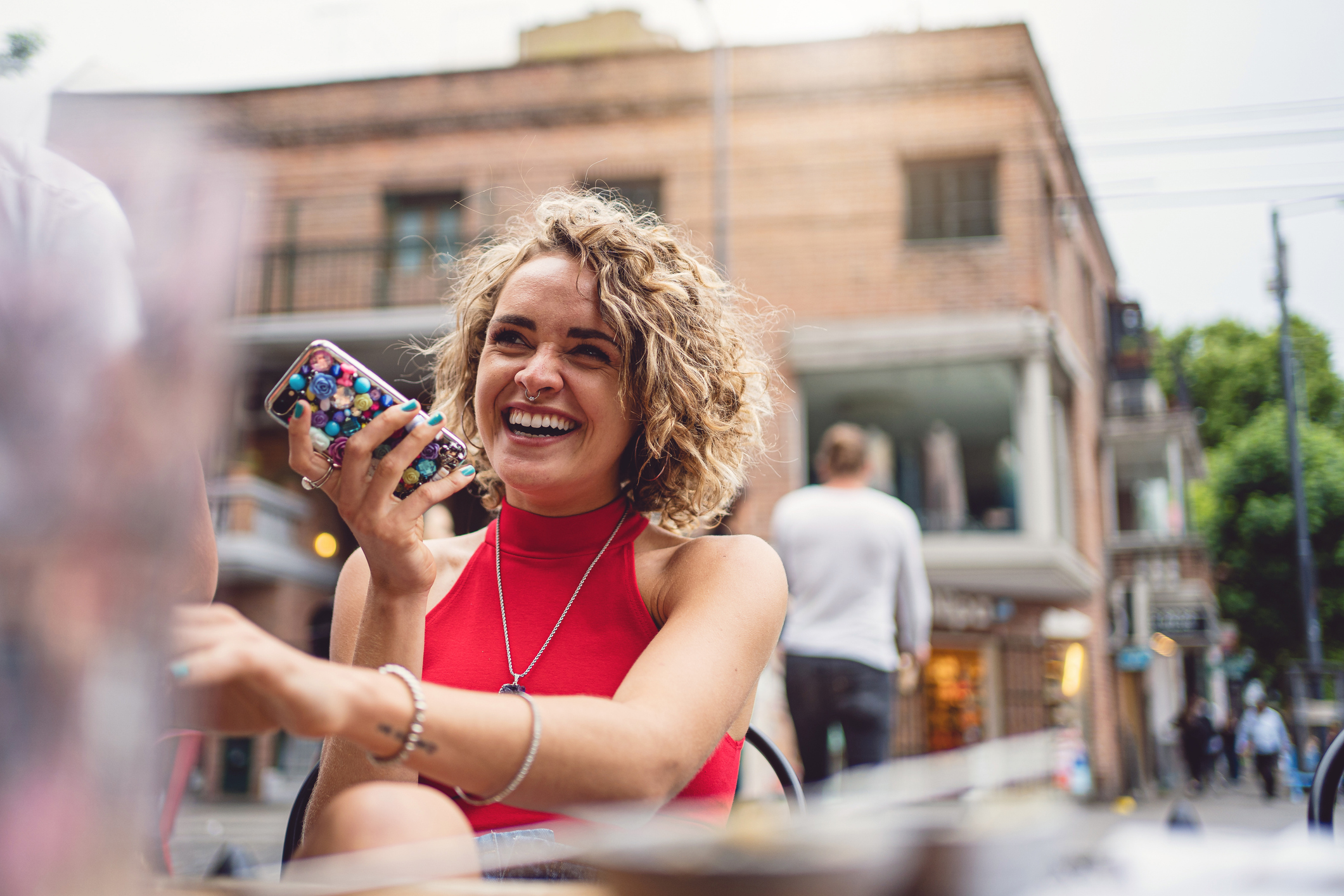 Frau lachend mit Handy