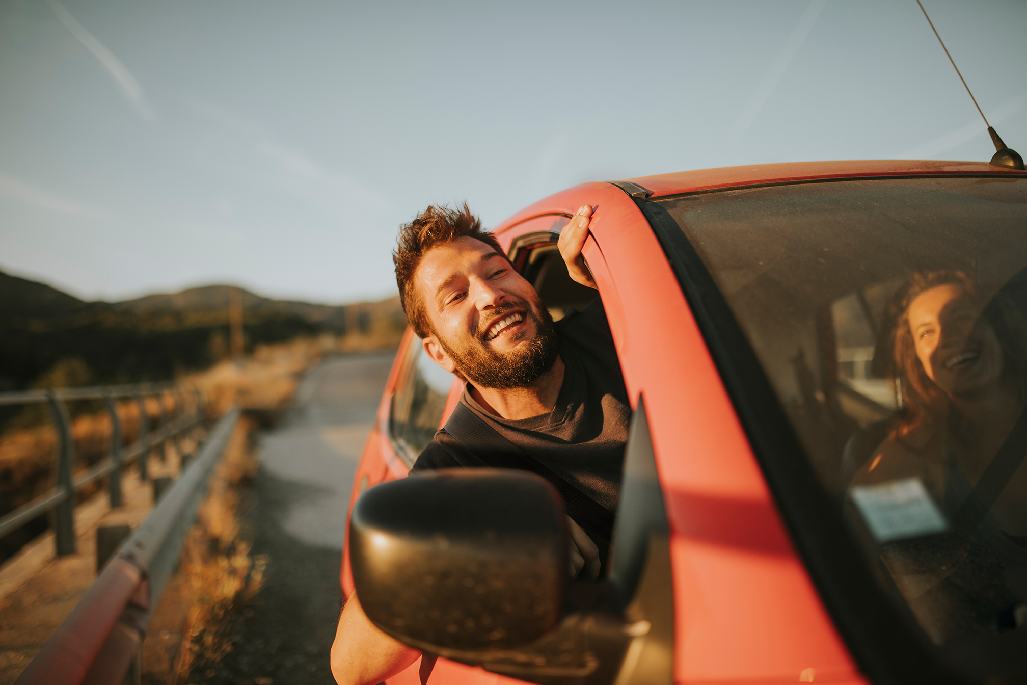 Mann im roten Auto