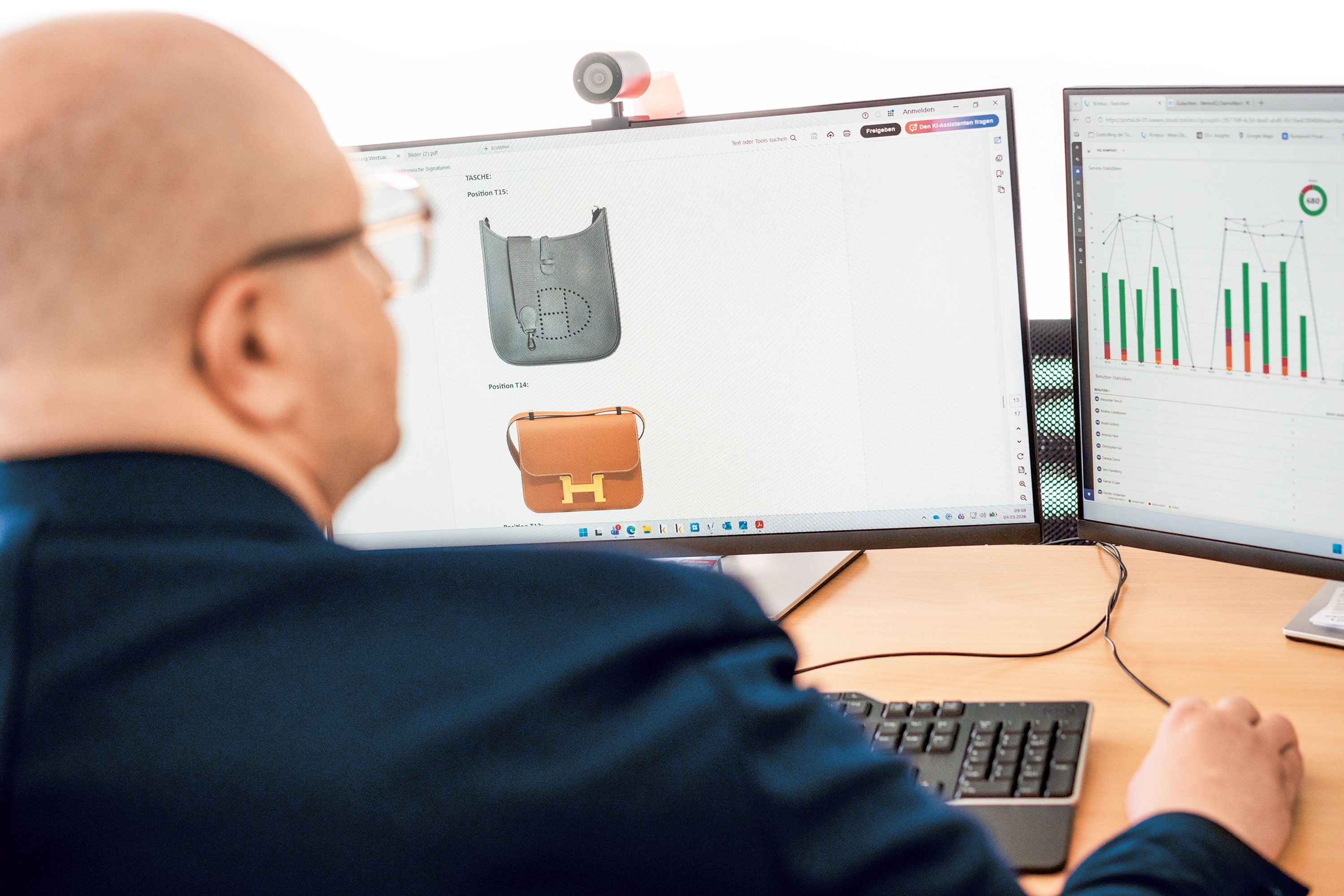 Tierärztin mit Hund, Katze und Besitzerin in einer Praxis