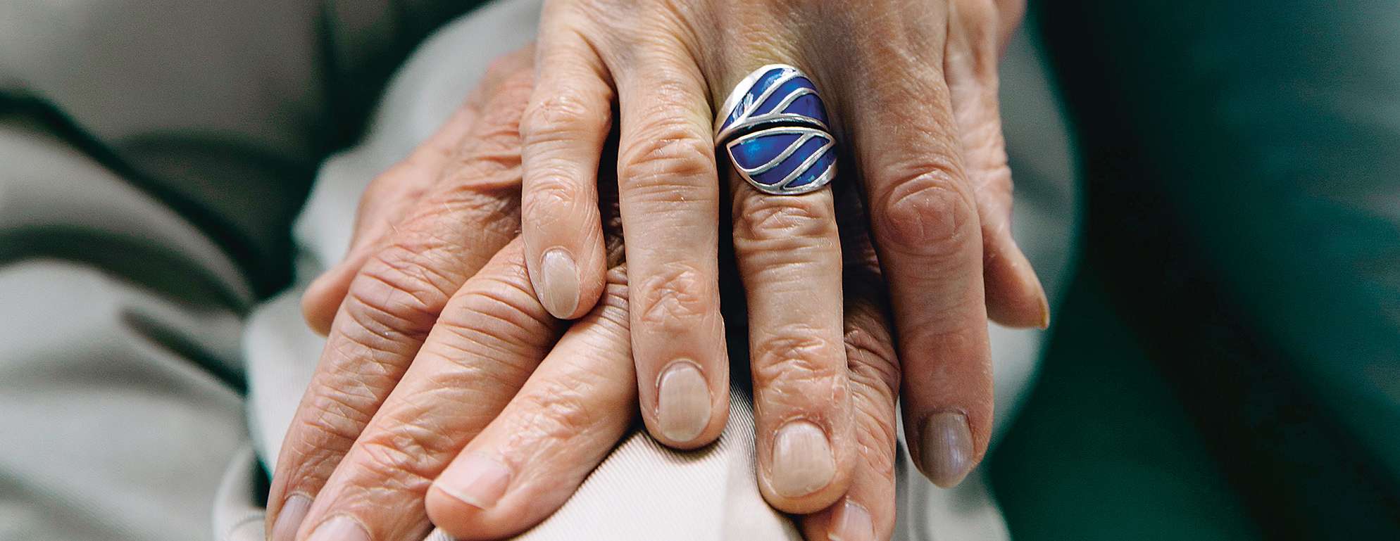 Zwei Hände liegen aufeinander