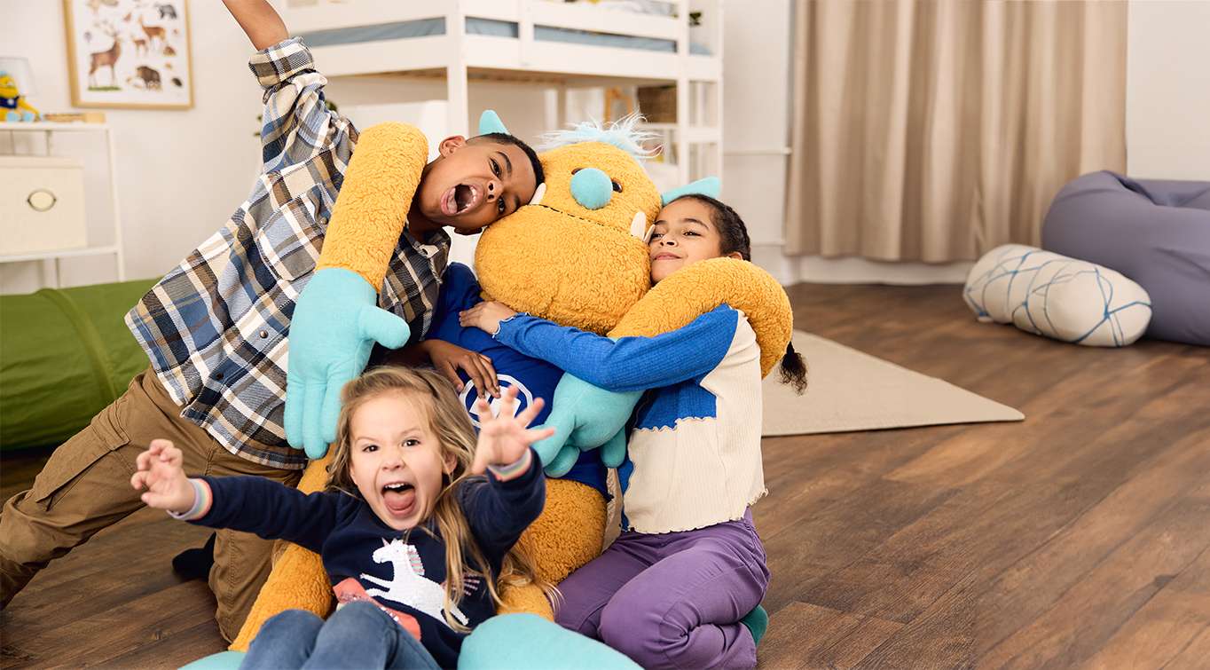Kinder spielen im Zimmer