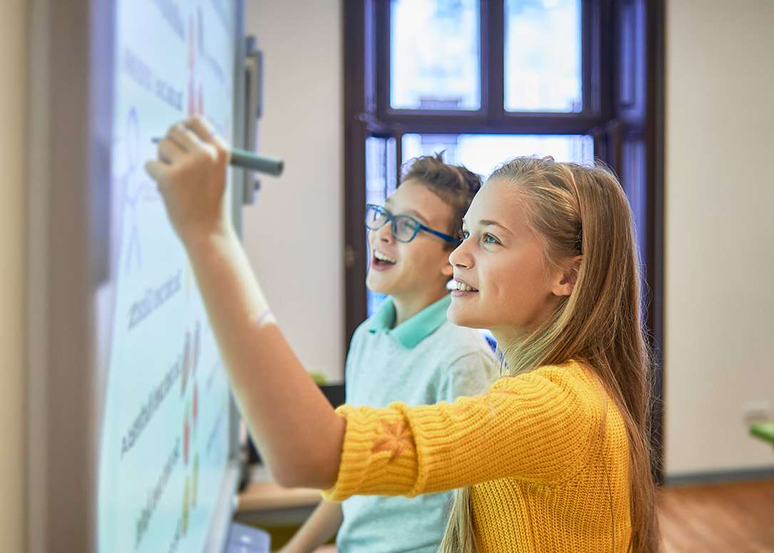 Schüler in der Bibliothek