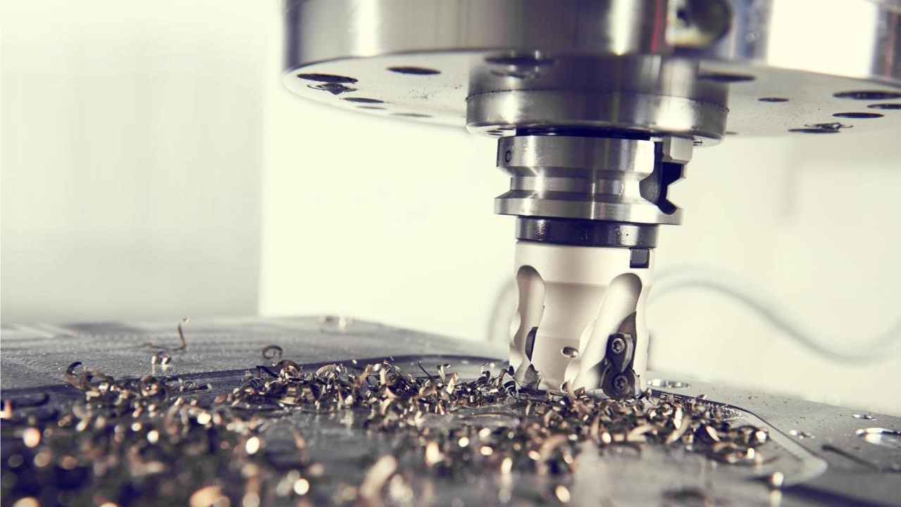 Ein Fräser bohrt in ein Metallteil