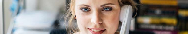 frau am telefon