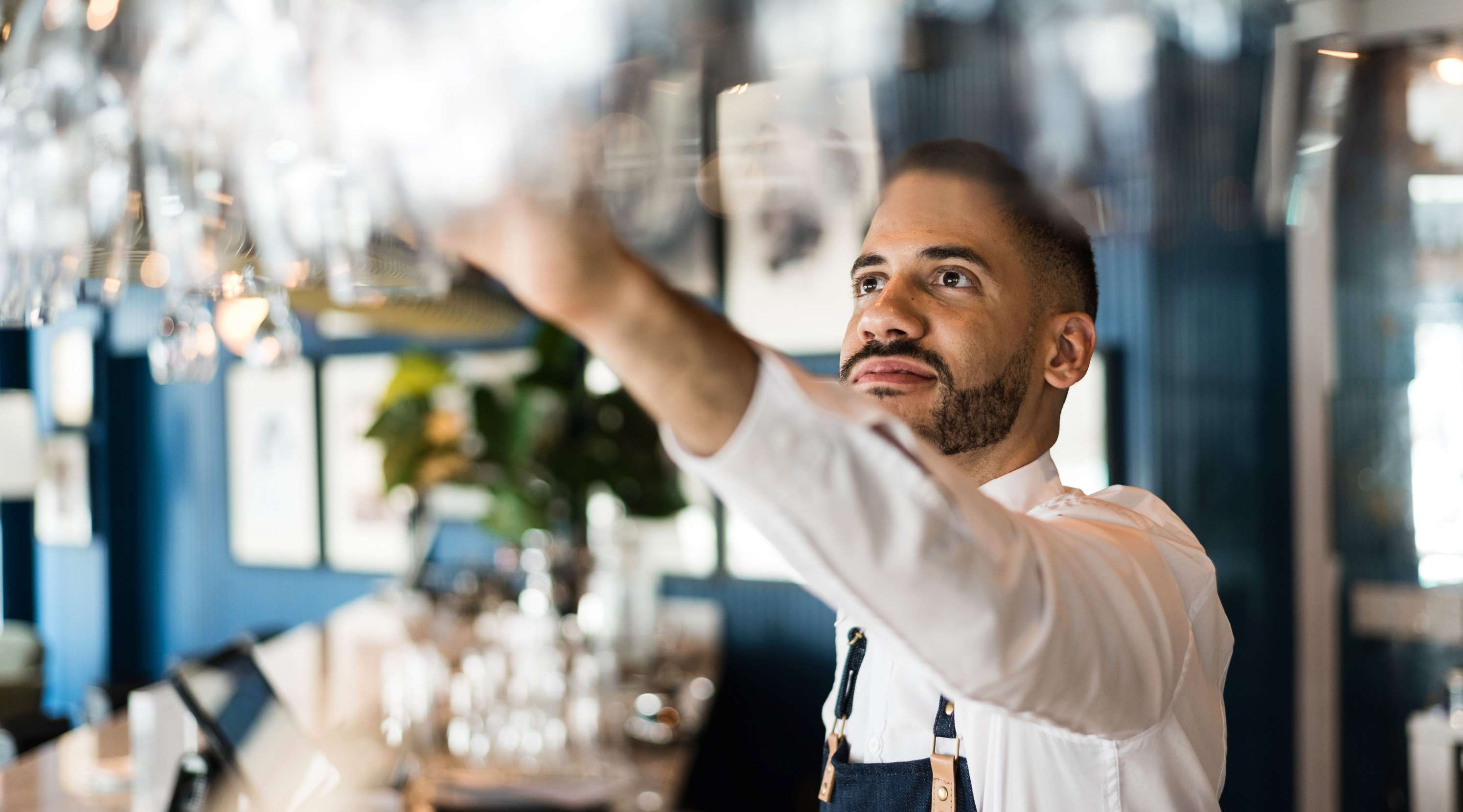 Barkeeper hinter einer Bar