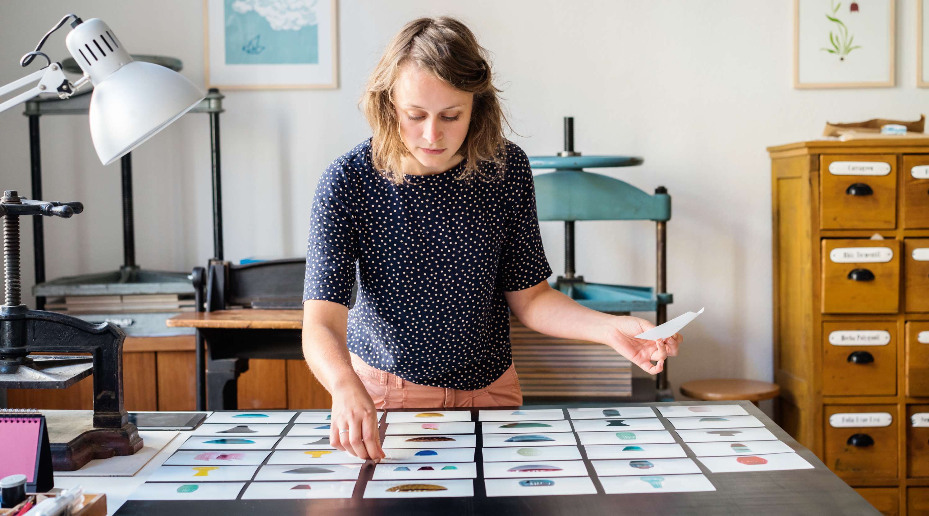 Eine Frau wählt Druckvorlagen aus