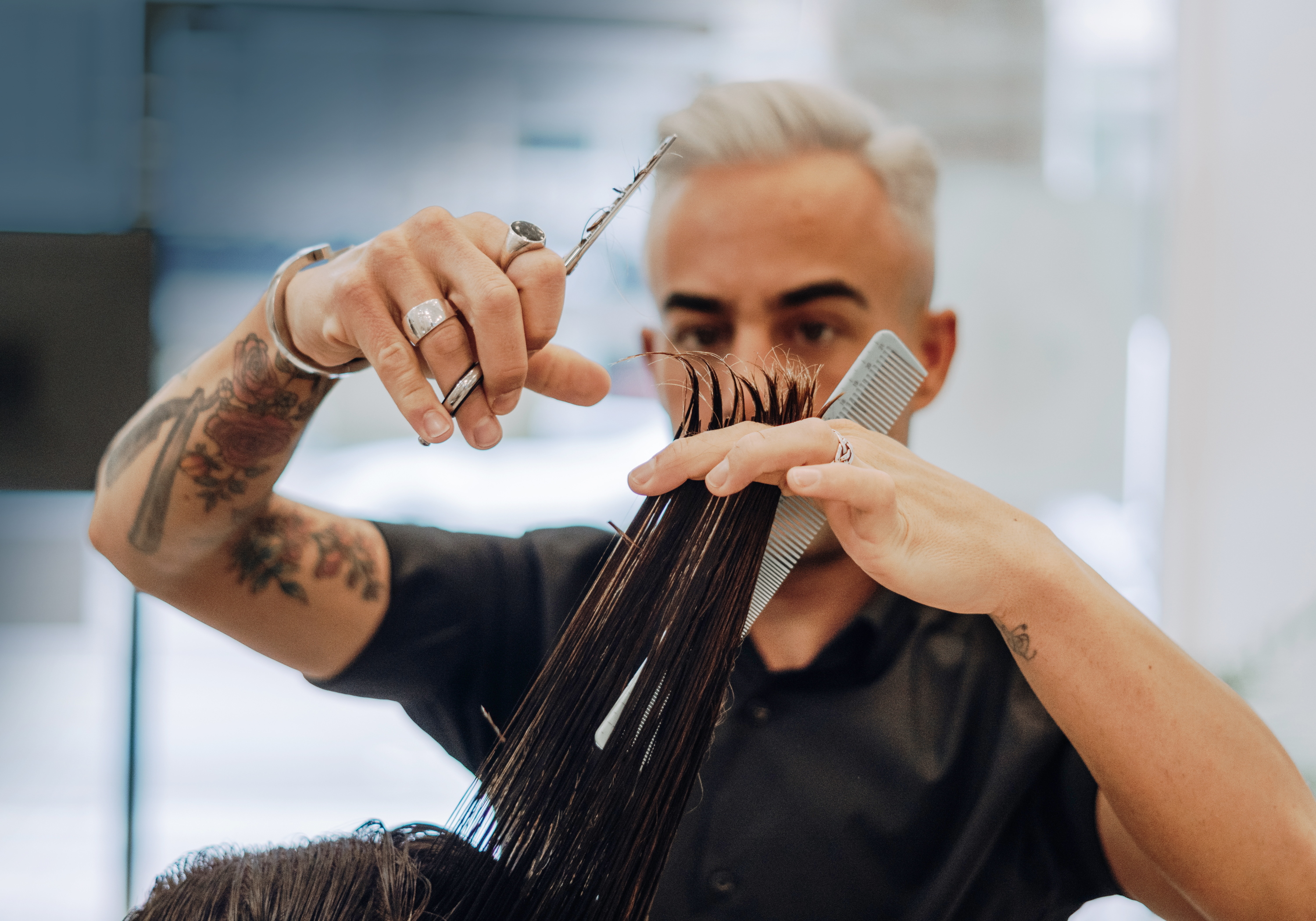 Friseur schneidet Haare