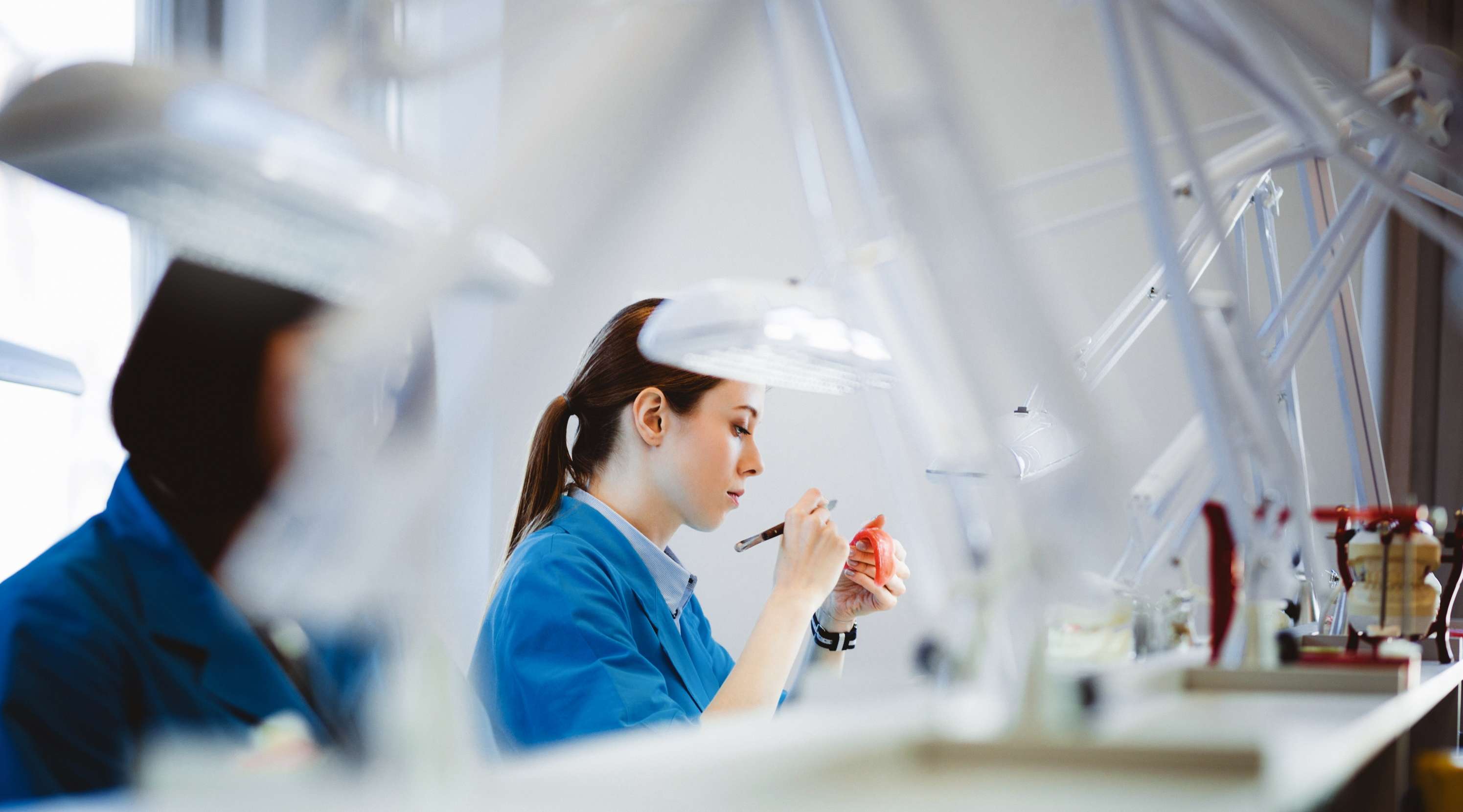 Frau arbeitet an einer Prothese