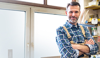 Handwerker mit Latzhose