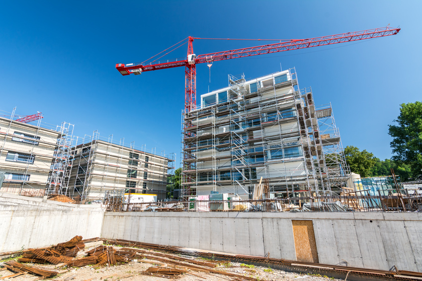 Baustelle mit Kran und Gerüst